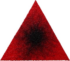 Carnal - Pintura al óleo roja y negra texturada sobre lienzo triangular