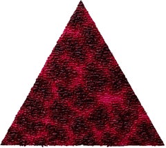 Kaposi - Lienzo triangular texturizado rojo petróleo, naranja intenso y negro