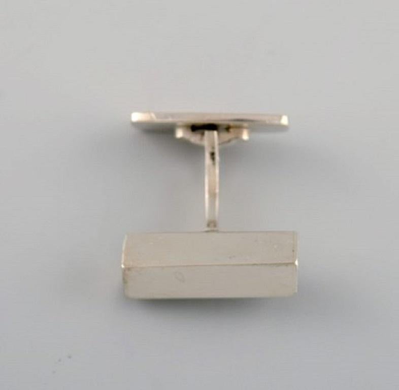 Axel Holm, Copenhagen (1908 - 1957). A pair of modernist cufflinks in sterling silver. Mid-20th century.
Measures: 20 x 5 mm.
In very good condition.
Stamped.