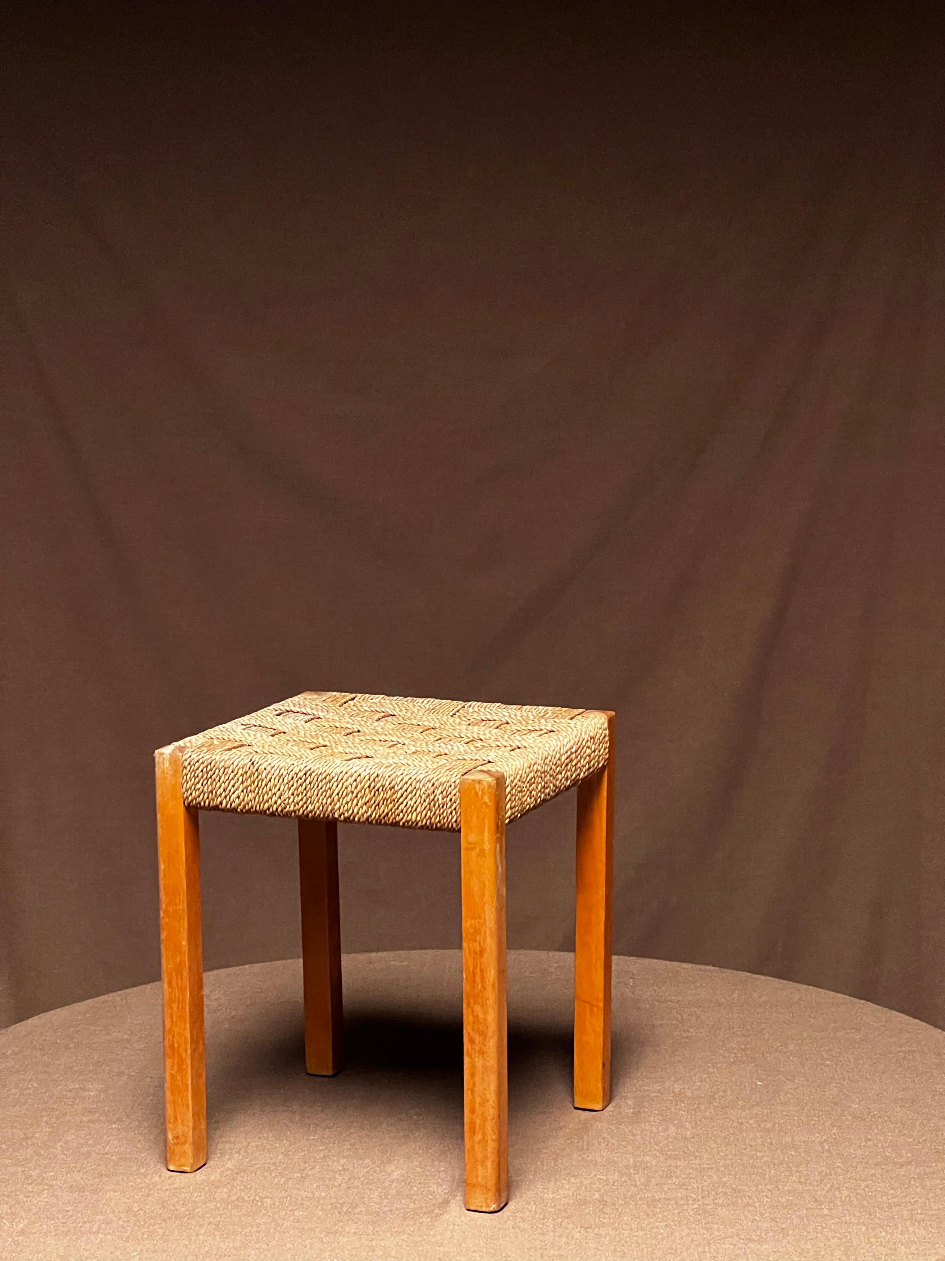 Se trata de un taburete fabricado por el arquitecto sueco Axel Larsson. Fabricado en los años 30, de abedul macizo y cuerdas. Muy bien hecha, es una verdadera pieza de los años 30. Perfecto en un recibidor, un cuarto de baño o un vestidor.