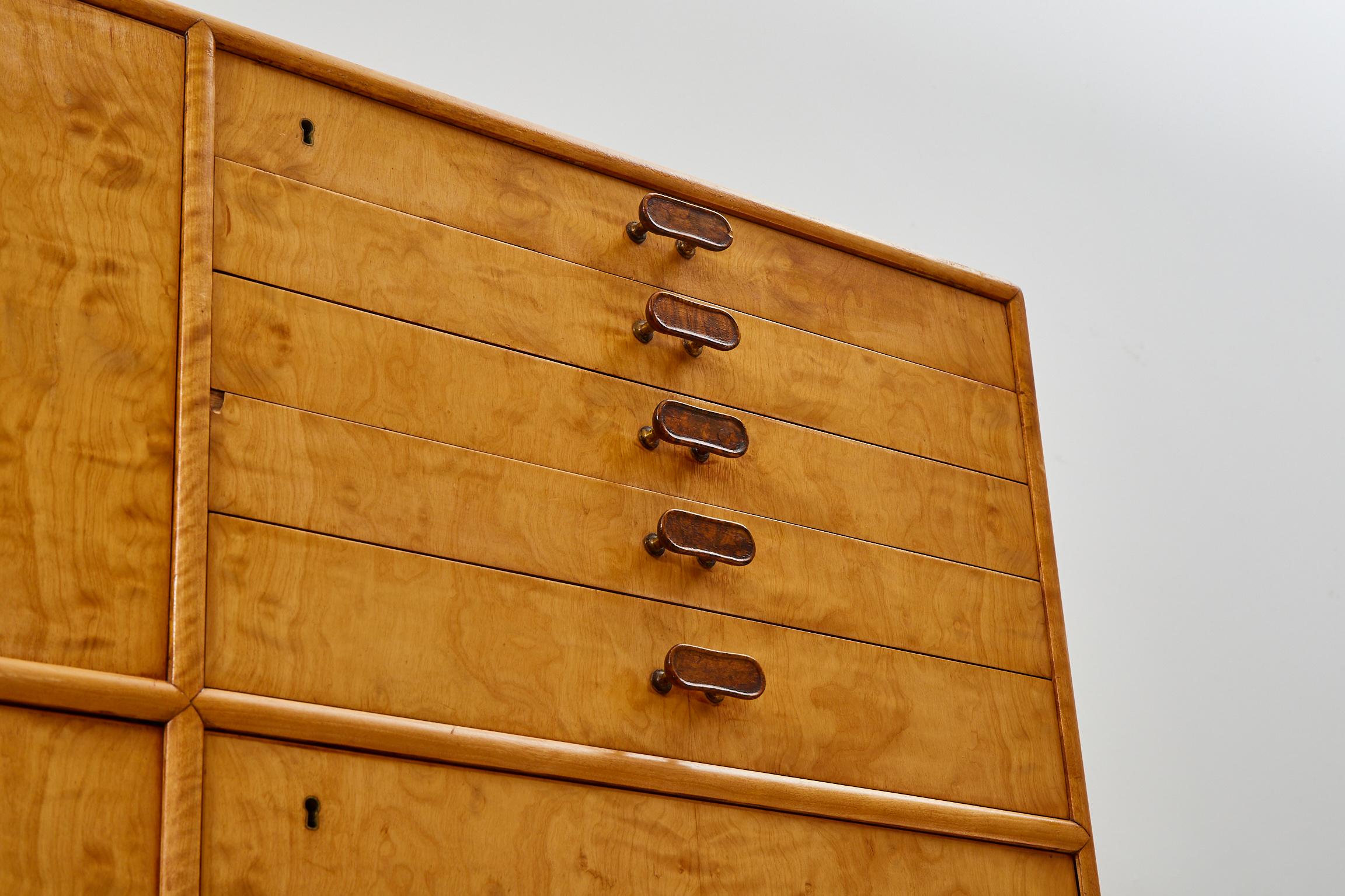 20ième siècle Armoire / buffet Art Déco en bois de bouleau Axel Larsson Bodafors, années 1930 en vente