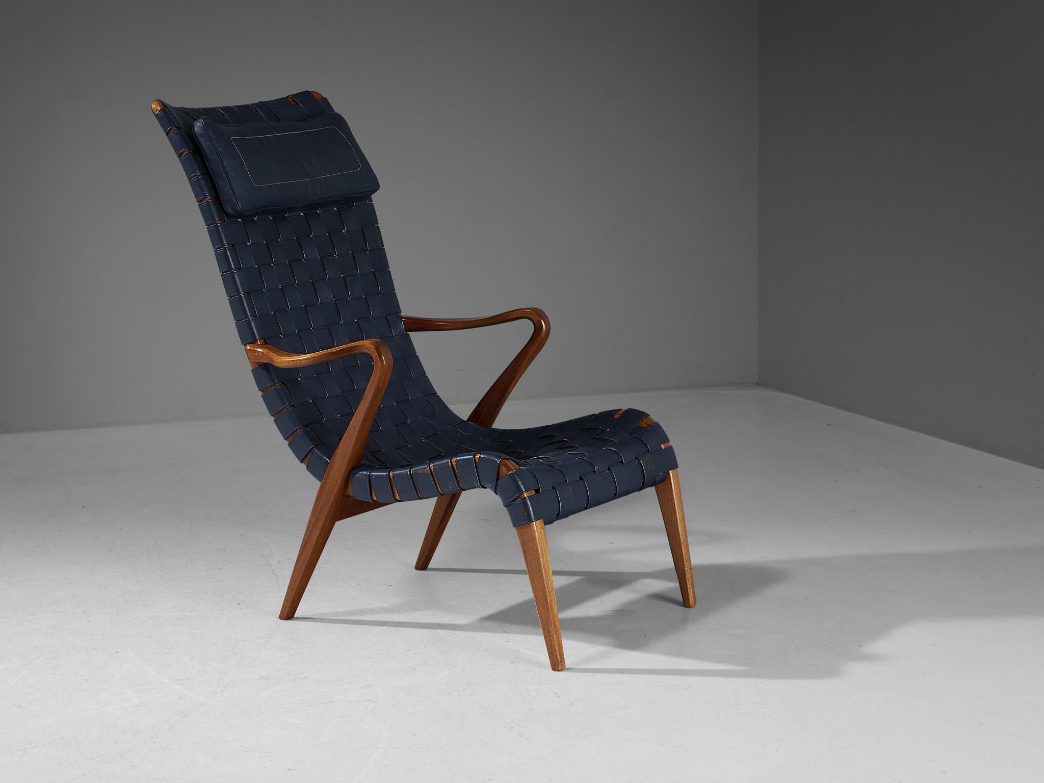 Axel Larsson pour Svenska Möbelfabrikeren Bodafors, chaise longue modèle 1207/5-119, cuir, teck, Suède, années 1950.

Magnifique chaise longue à haut dossier conçue par Axel Larsson. Le cadre de cette chaise est très épuré et présente des doublures