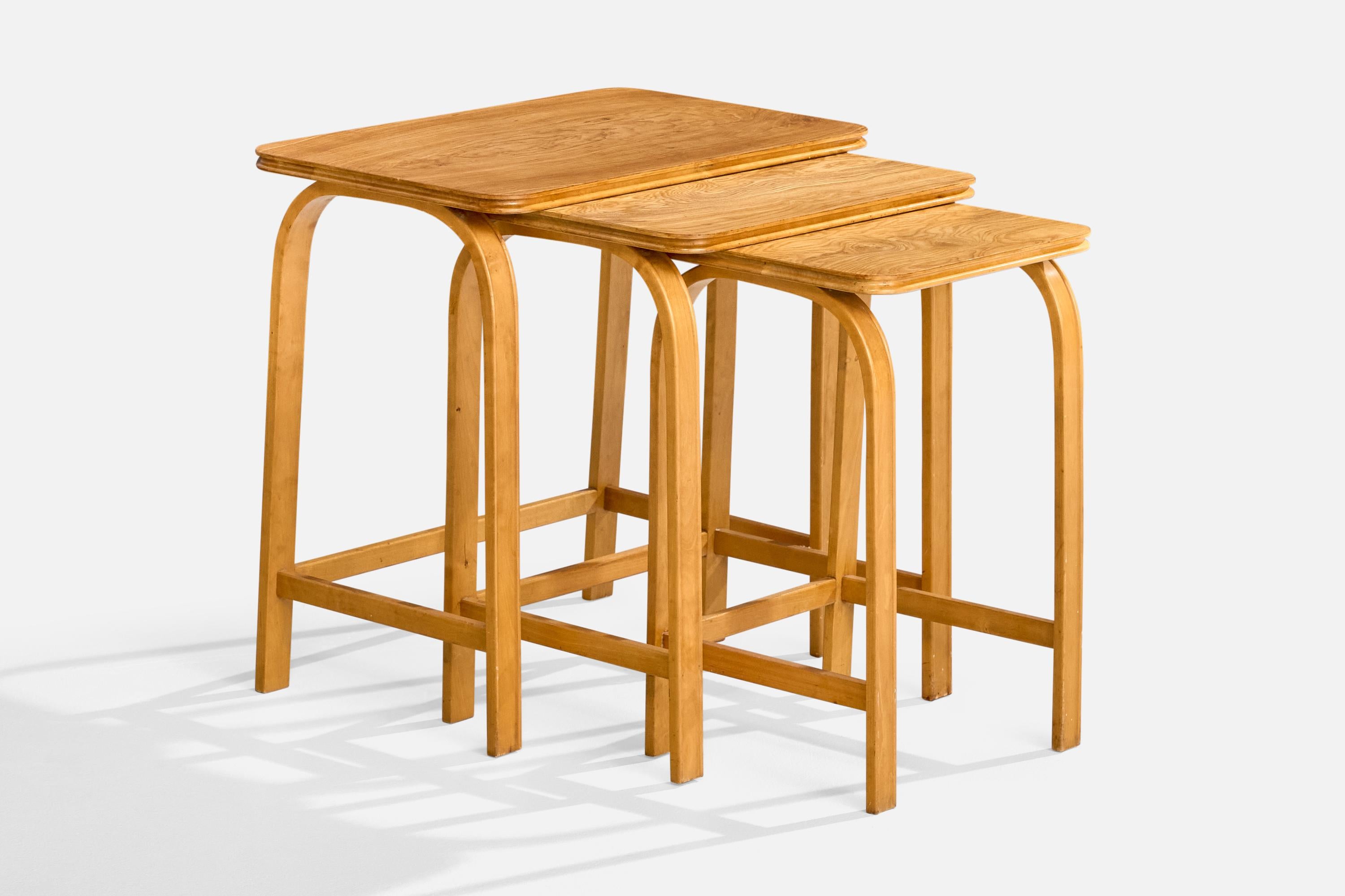Ein Satz von drei Tischen aus Birke und Ulme, entworfen von Axel Larsson und hergestellt von Bodafors, Schweden, ca. 1930er Jahre.

Abmessungen des größten Tisches: 21,4