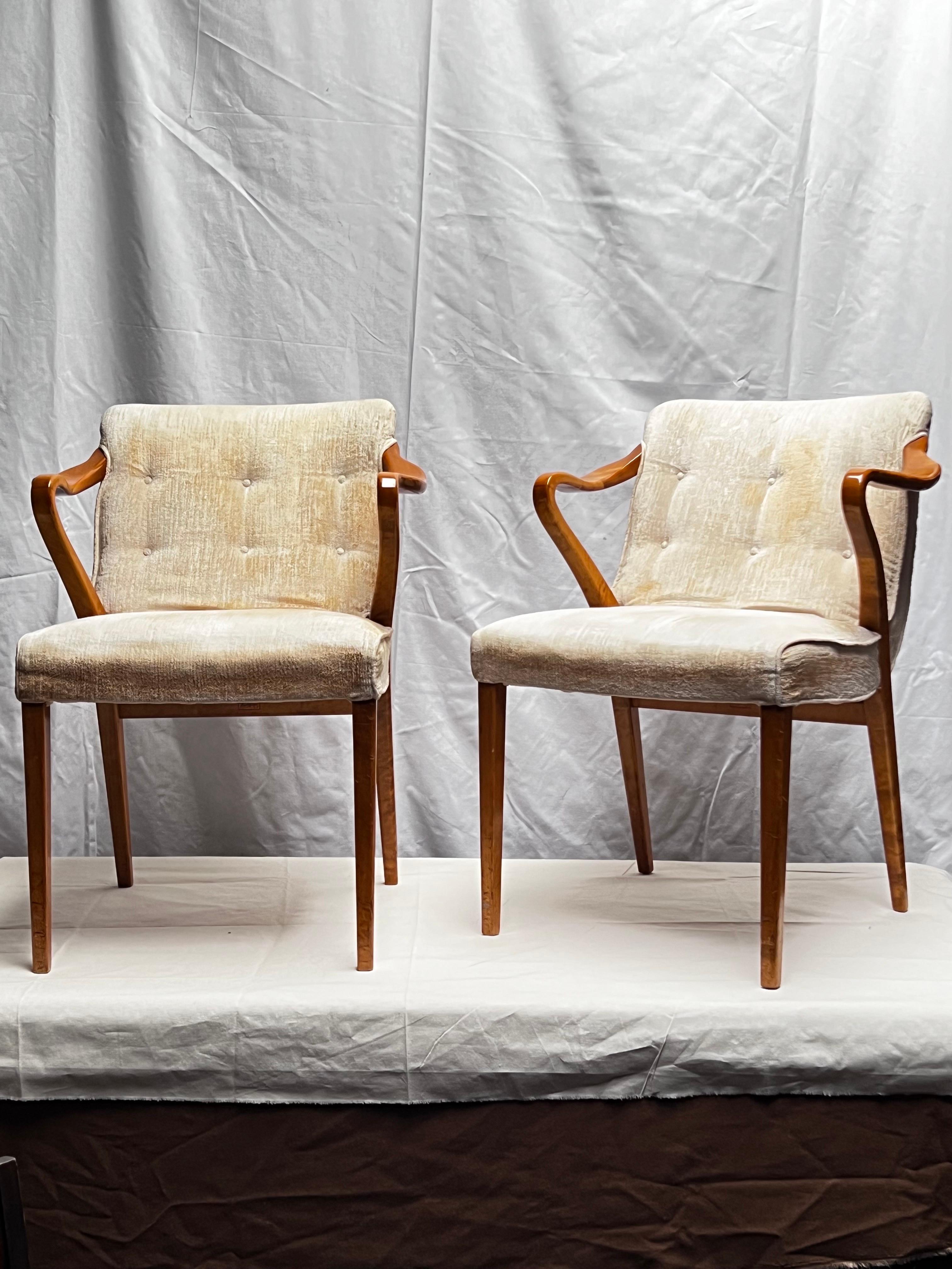 Ceci est une paire de fauteuils à accoudoirs de l'architecte Suédois Axel Larsson. Ils ont été produits par la firme SMF Bodafors début des années 1930. Le tissus et le bois sont dans leur état d'origine présentant une belle patine et une agréable