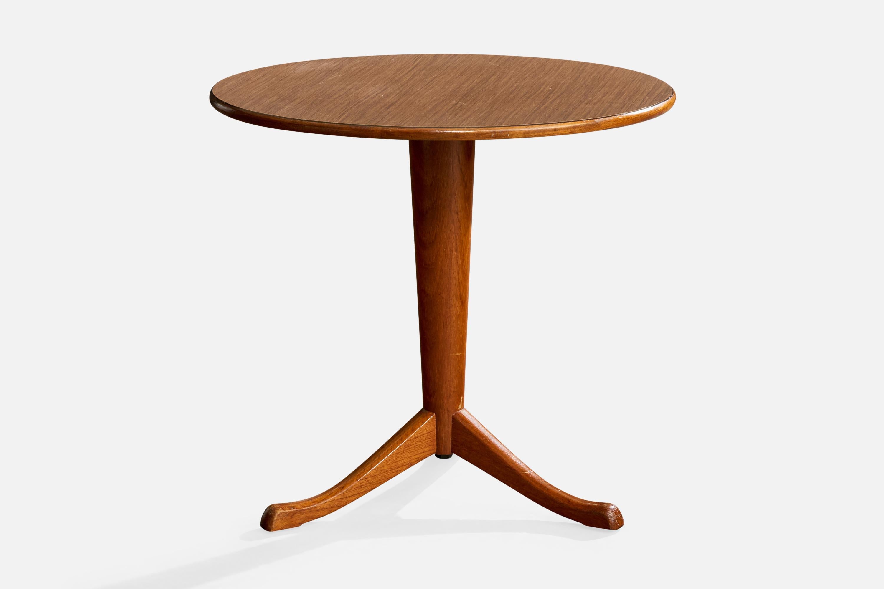 Table d'appoint en bois conçue par Axel Larsson et produite par Bodafors, Suède, vers les années 1940.

Rayures et imperfections mineures à modérées sur la surface de la table, dues à une utilisation normale.

Éraflures modérées sur la colonne et