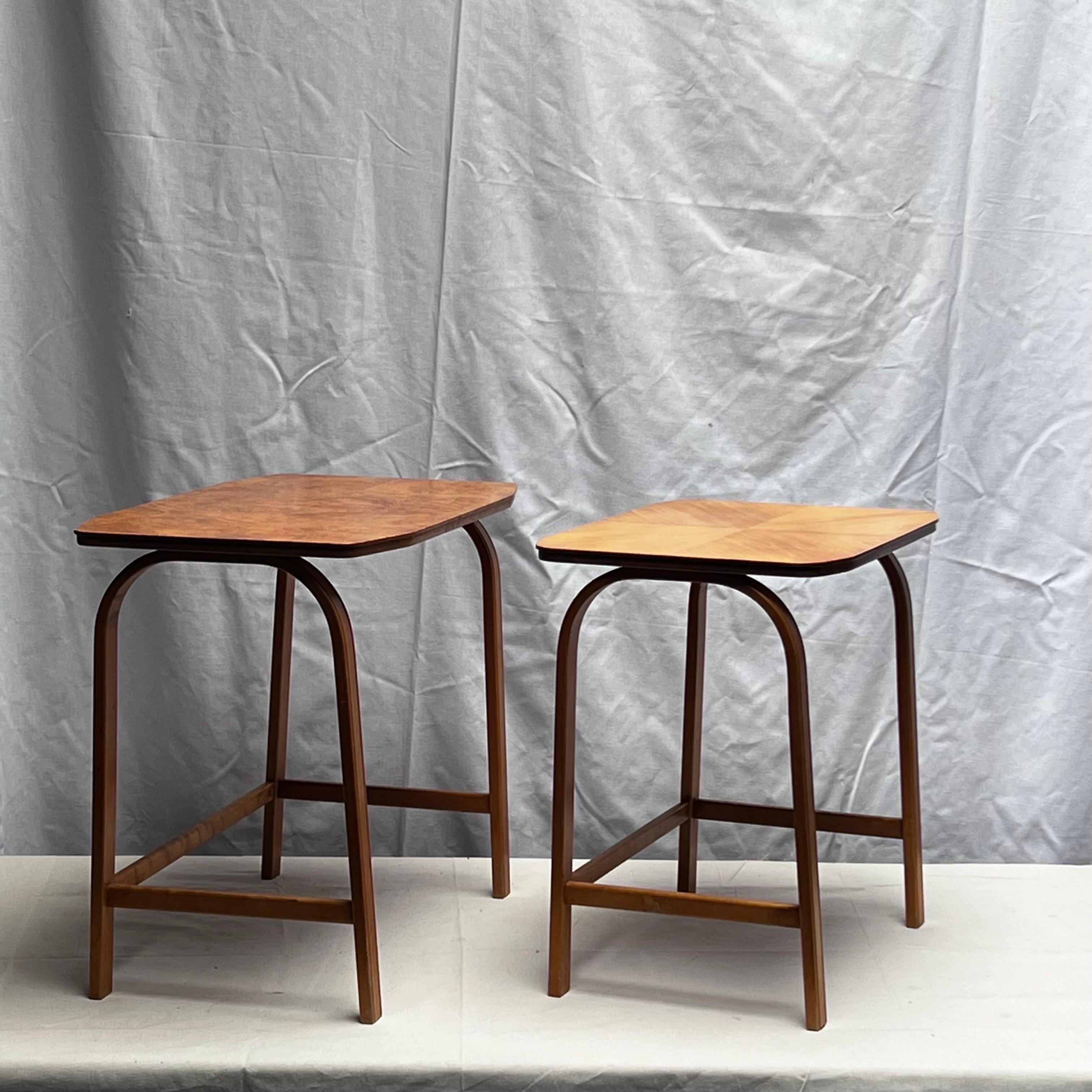 Ceci est un ensemble de tables gigognes de l'architecte Suédois Axel Larsson. Ils ont été produits par la firme SMF Bodafors début des années 1930. Le bois sont dans son état d'origine présentant une belle patine et une agréable trace du temps. Tout