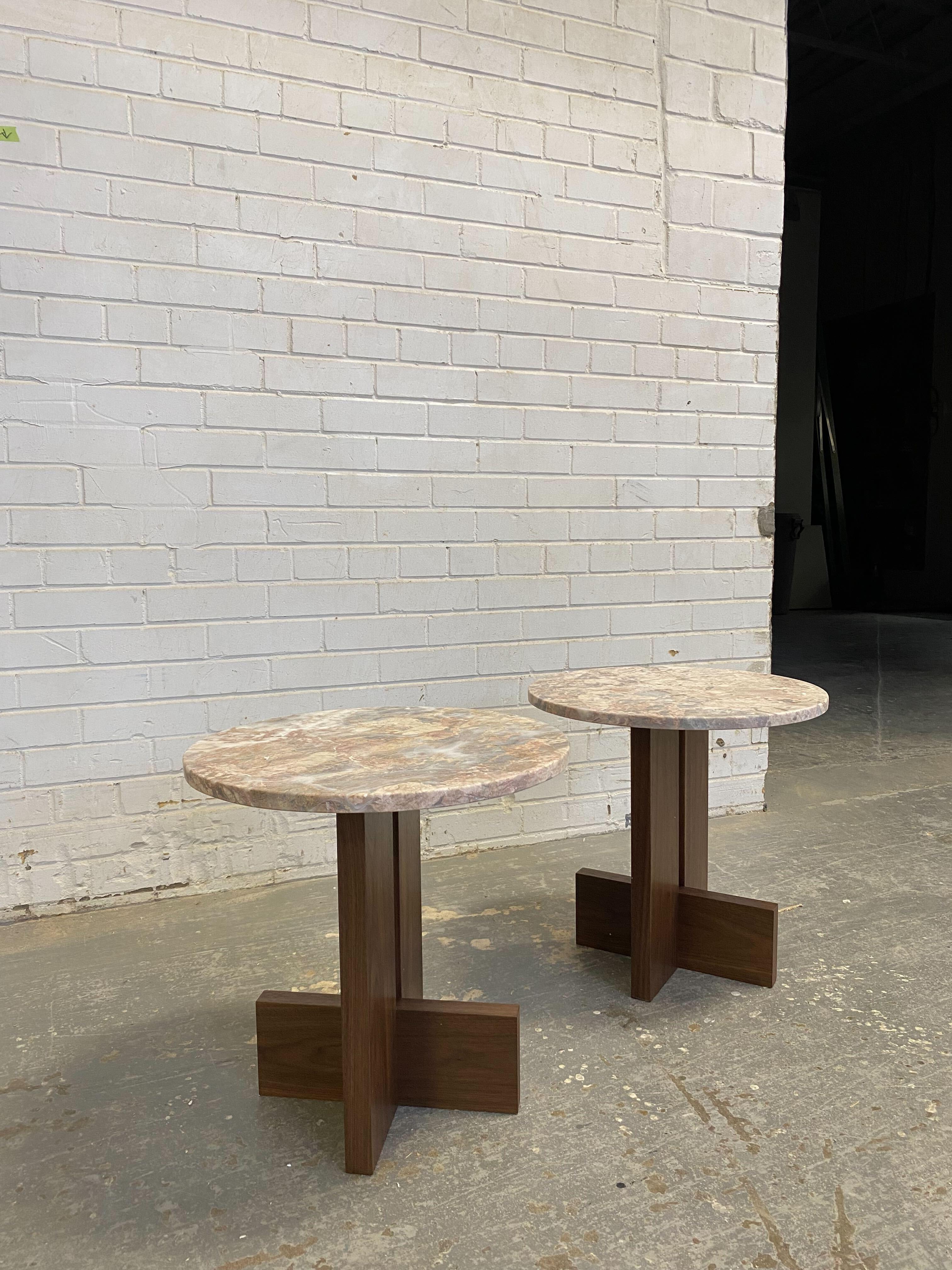 Moderne Table d'appoint Axel en noyer massif avec plateau en marbre, 18 pouces de diamètre, Mary Ratcliffe Studio en vente