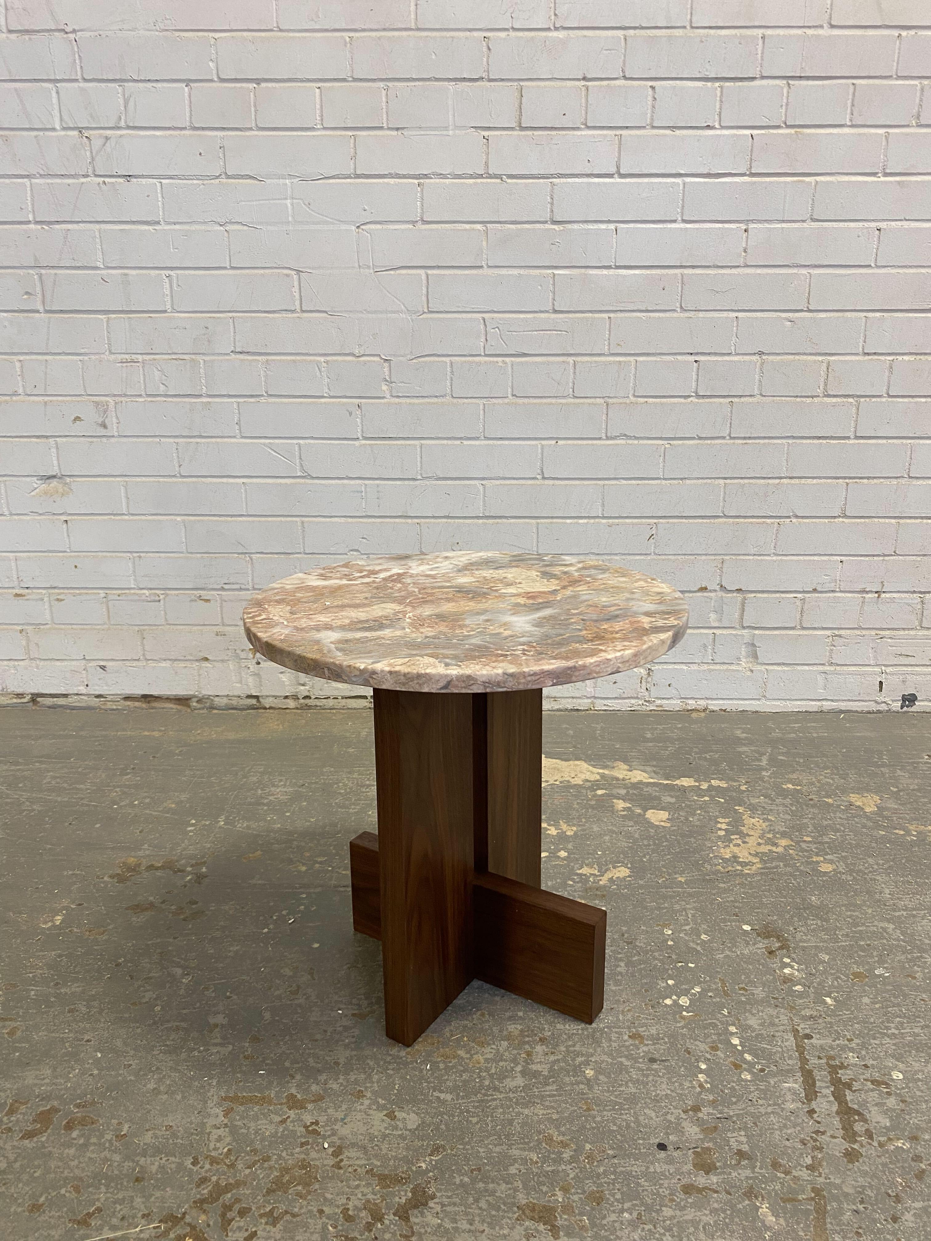 Canadien Table d'appoint Axel en noyer massif avec plateau en marbre, 18 pouces de diamètre, Mary Ratcliffe Studio en vente