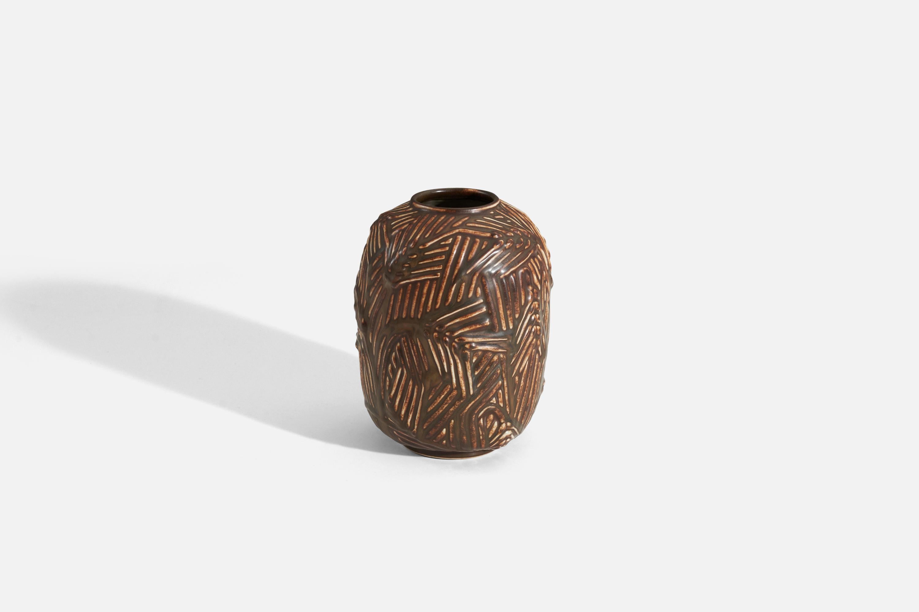 Un vase en grès, produit par Bing & Grøndahl, Danemark, vers les années 1940. Conception attribuée à Axel Salto.