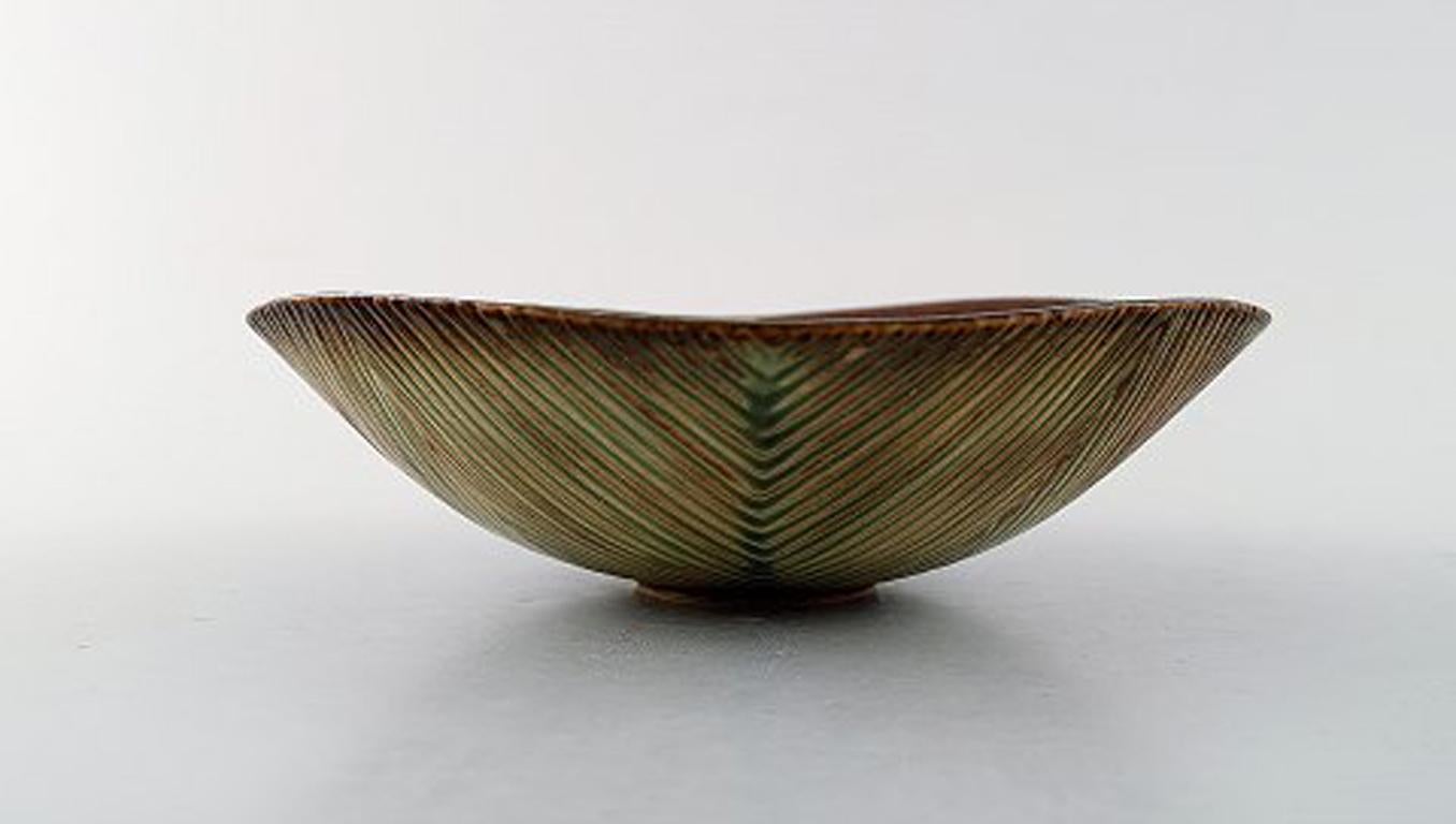 Axel Salto for Royal Copenhagen: Bowl of stoneware in ribbed style. Exterior modeled with grooved pattern. Decorated with sung glaze.
Signed Salto. Model number: 20727.
Measures: 16 x 5 cm.
1st factory quality. In perfect condition