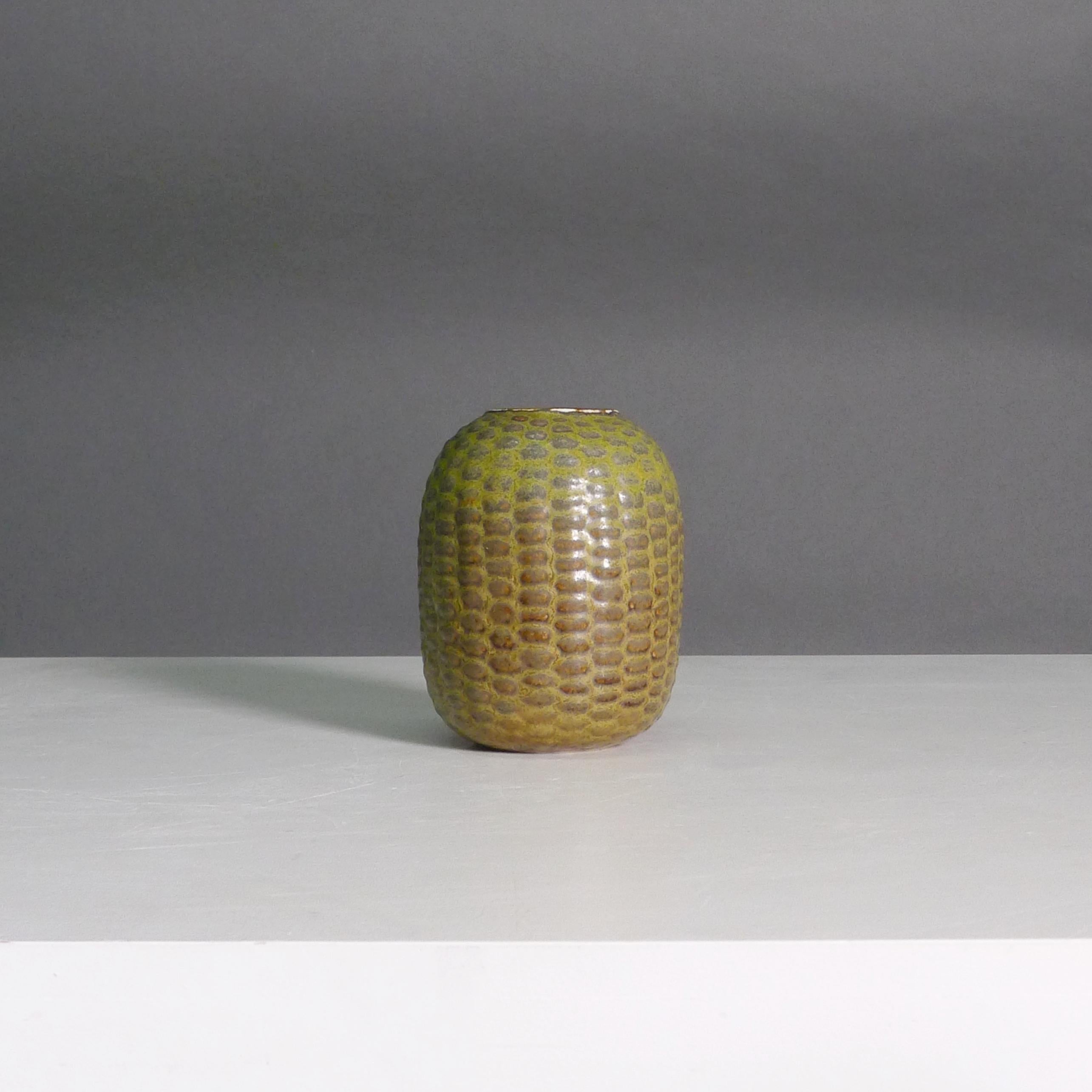 Axel Salto, Vaso di germogli, circa 1968 per Royal Copenhagen

Gres con smalto Solfatara verde/marrone, firma incisa, dipinto con il numero di modello 20708 e il marchio del produttore [Danimarca], e marchio a tre linee di onde smaltate sul lato