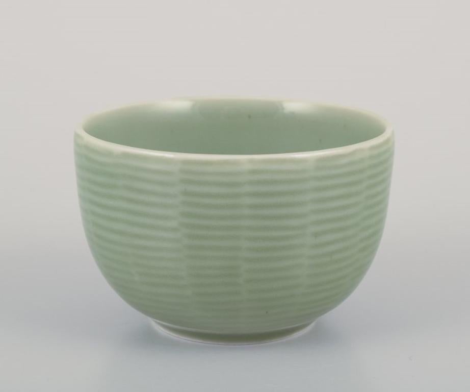 Axel Salto (1889-1961) per Royal Copenhagen. 
Ciotola in ceramica con decorazione a coste. Smalto Celadon.
Model: 20688.
1940s.
Contrassegnato.
In perfette condizioni.
Prima qualità di fabbrica.
Dimensioni: D 8,4 cm x 5,5 cm.

Axel Salto (1889-1961)
