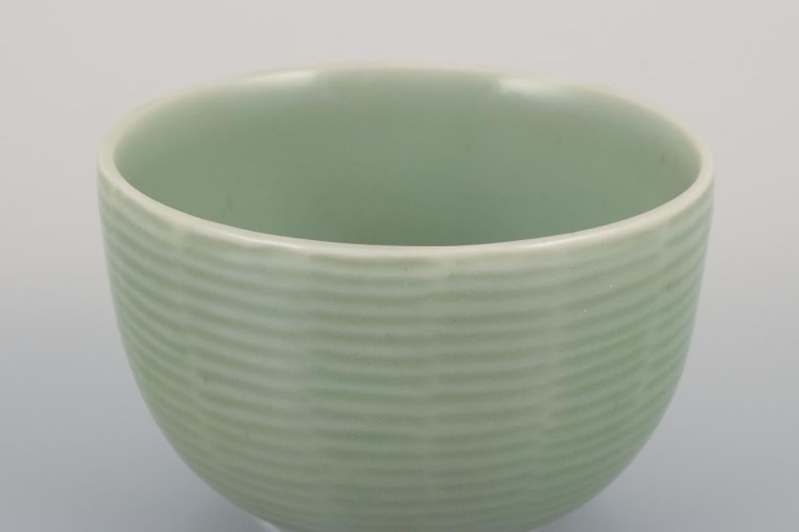 Smaltato Axel Salto per Royal Copenhagen. Ciotola in ceramica con decorazione a coste in vendita