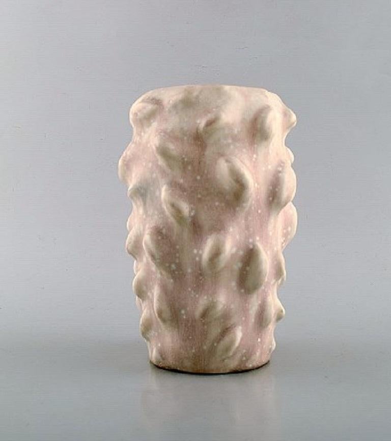 Axel Salto for Royal Copenhagen. Early vase in budding style. Beautiful eggshell glaze in pink and cream tones, 1940s.
Signed: Salto.
In perfect condition.
1st factory quality.
Measures 18 x 13 cm.