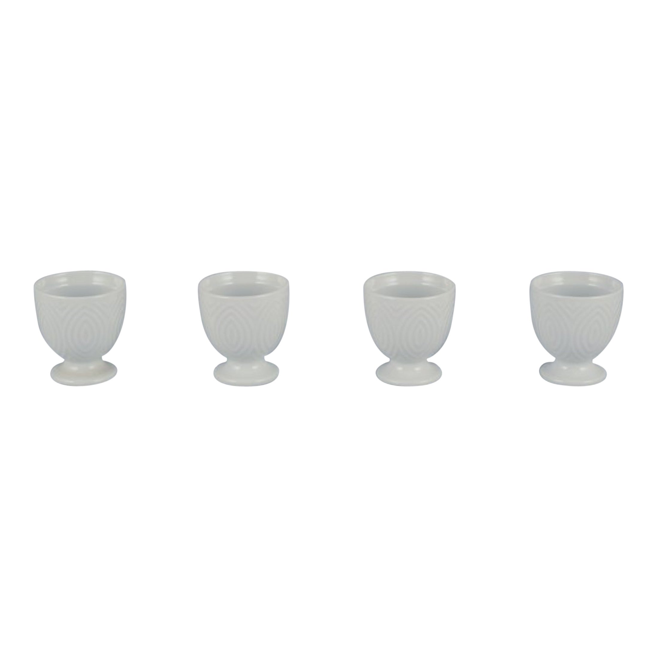 Axel Salto pour Royal Copenhagen. Quatre tasses à œuf en porcelaine blanche.