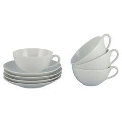 Axel Salto pour Royal Copenhagen. Quatre paires de tasses à thé en porcelaine blanche.
