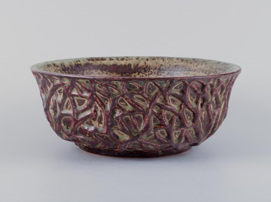 Axel Salto for Royal Copenhagen.
Large ceramic bowl designed with leaf patterns in relief.
Sung glaze.
Model number: 20729.
In perfect condition.
Marked.
First factory quality.
Dimensions: D 26.8 cm x H 11.0 cm.
