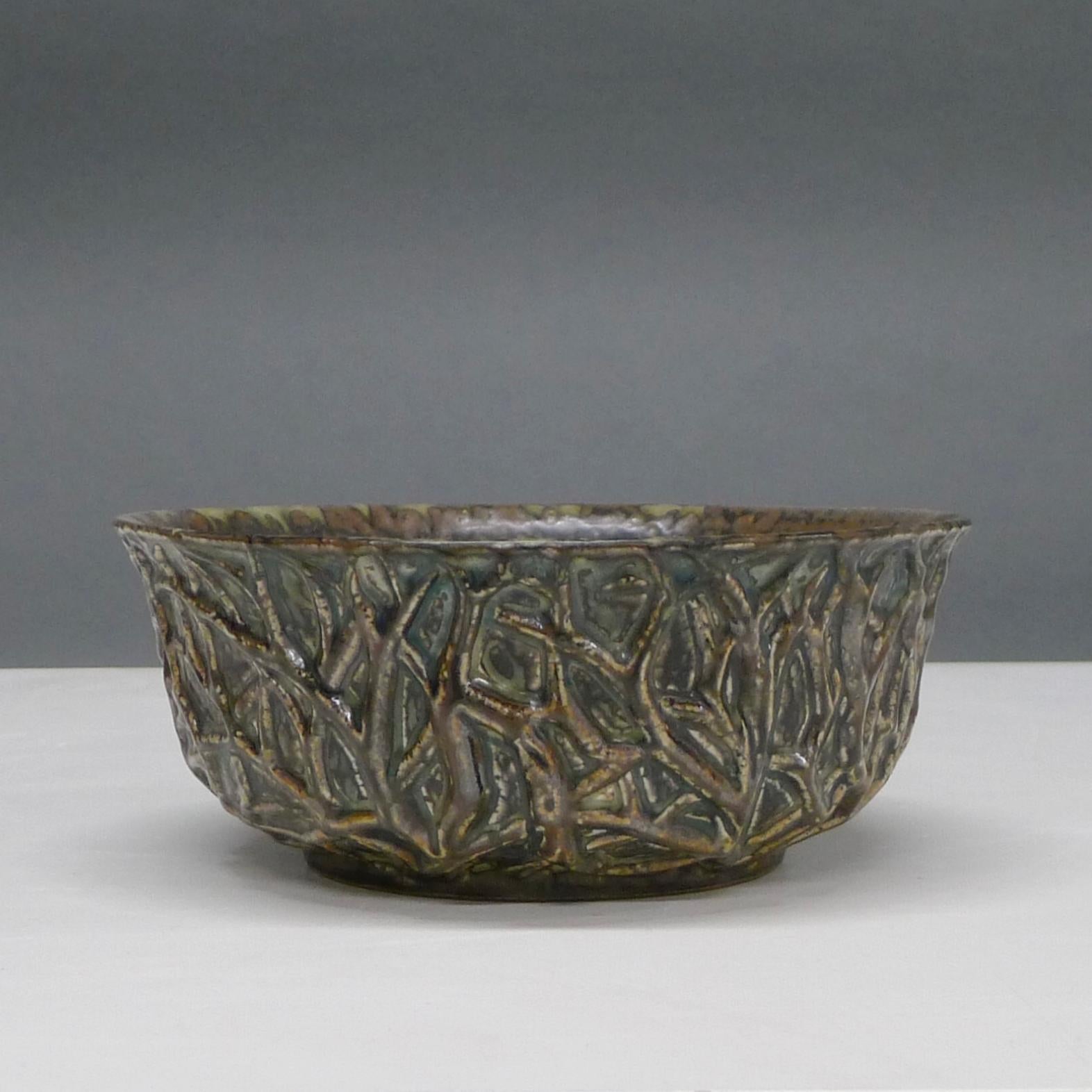 Axel Salto, Grand bol en céramique, modèle 20729, pour Royal Copenhagen, 1965

Axel Salto (1889-1961) a travaillé pour Royal Copenhagen tout au long des années 1930-50, concevant des céramiques avec des motifs en relief et des ornements qui seraient