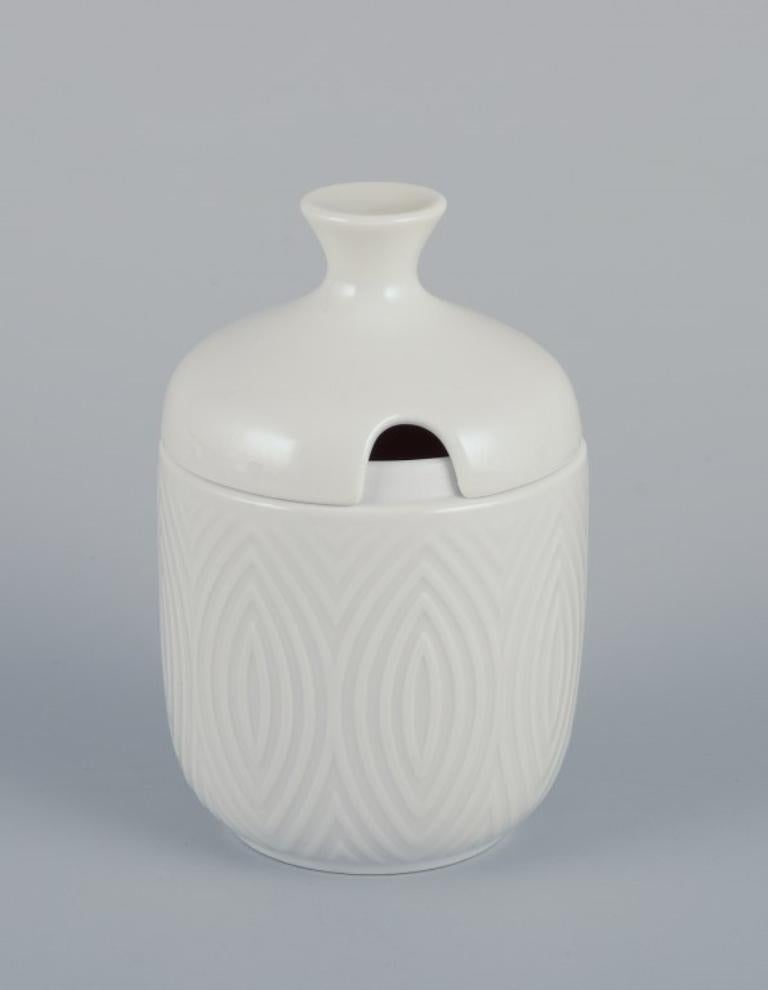 Axel Salto per Royal Copenhagen. Vasetto di senape e piccola ciotola in porcellana bianca.
Datazione: 1959/1961
Progettato da Axel Salto nel 1956.
In perfette condizioni.
Prima qualità di fabbrica.
Vaso di senape: Altezza 10,5 cm x Diametro 6,5