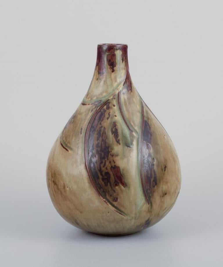 Axel Salto (1889-1961) per Royal Copenhagen, Danimarca.
Vaso a forma di cipolla in gres con motivo a rilievo, decorato con smalto Sung An.
1940s.
Prima qualità di fabbrica.
Firmato Salto, Kgl. P. (Royal Copenhagen).
In perfette