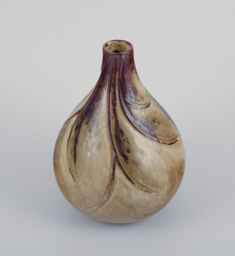 Metà XX secolo Axel Salto per Royal Copenhagen. Vaso a forma di cipolla in gres con smalto Sung An. in vendita