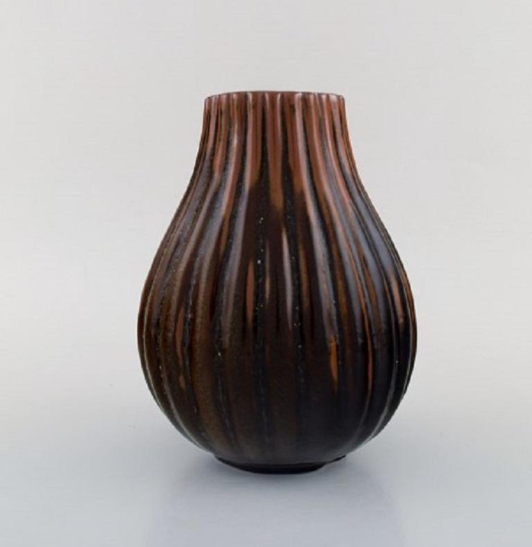 Axel Salto for Royal Copenhagen. Onion shaped vase with fluted corpus in glazed stoneware.
Beautiful glaze in brown shades. 1930s-1940s.
Measures: 19.5 x 15.5 cm.
In perfect condition.
3rd factory quality.
Signed.