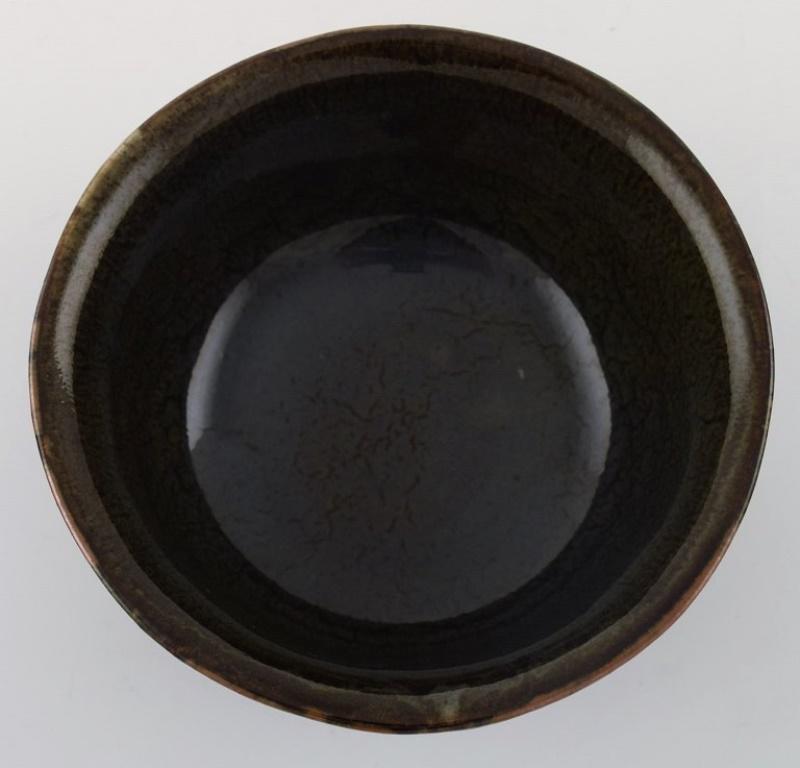 Ceramica Axel Salto per Royal Copenhagen. Ciotola in gres dai toni melanzana in vendita