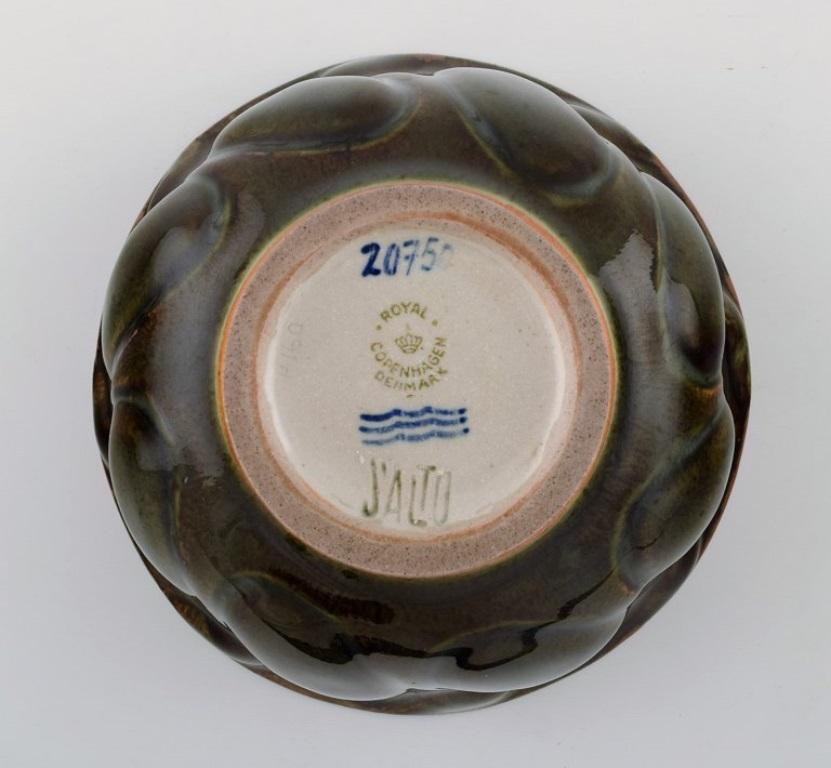 Axel Salto per Royal Copenhagen. Ciotola in gres dai toni melanzana in vendita 1