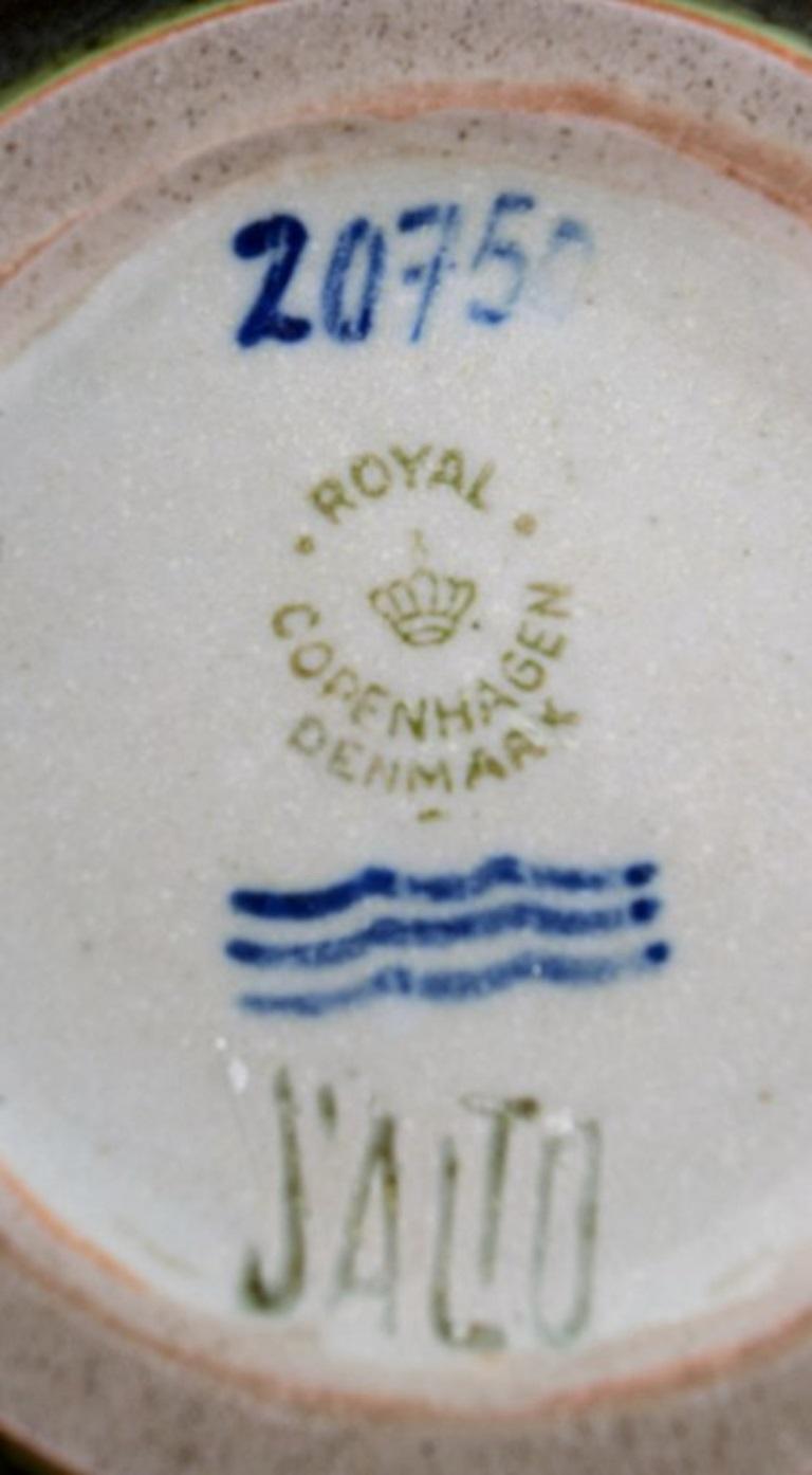 Axel Salto per Royal Copenhagen. Ciotola in gres dai toni melanzana in vendita 2