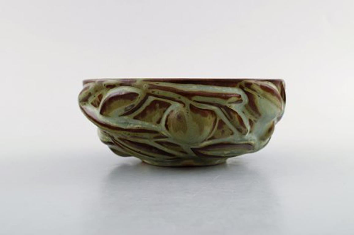 Axel Salto for Royal Copenhagen: Stoneware bowl modeled in organic shape, decorated with glaze in earth tones. 1940s.
Signed: Salto, 20677.
In perfect condition.
1st factory quality.
Measures: 13.5 cm. x 5.5 cm.