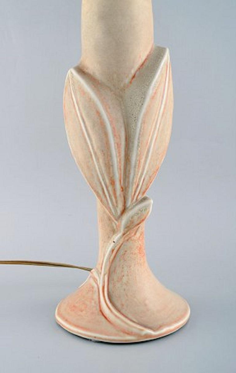 Axel Salto for Royal Copenhagen. Table lamp of stoneware modelled with leaves and branches in relief. Beautiful light yellowish glaze with orange elements. Designed in 1944.
Measures: 41 x 16 cm (excl. Socket)
In very good condition.
Stamped.