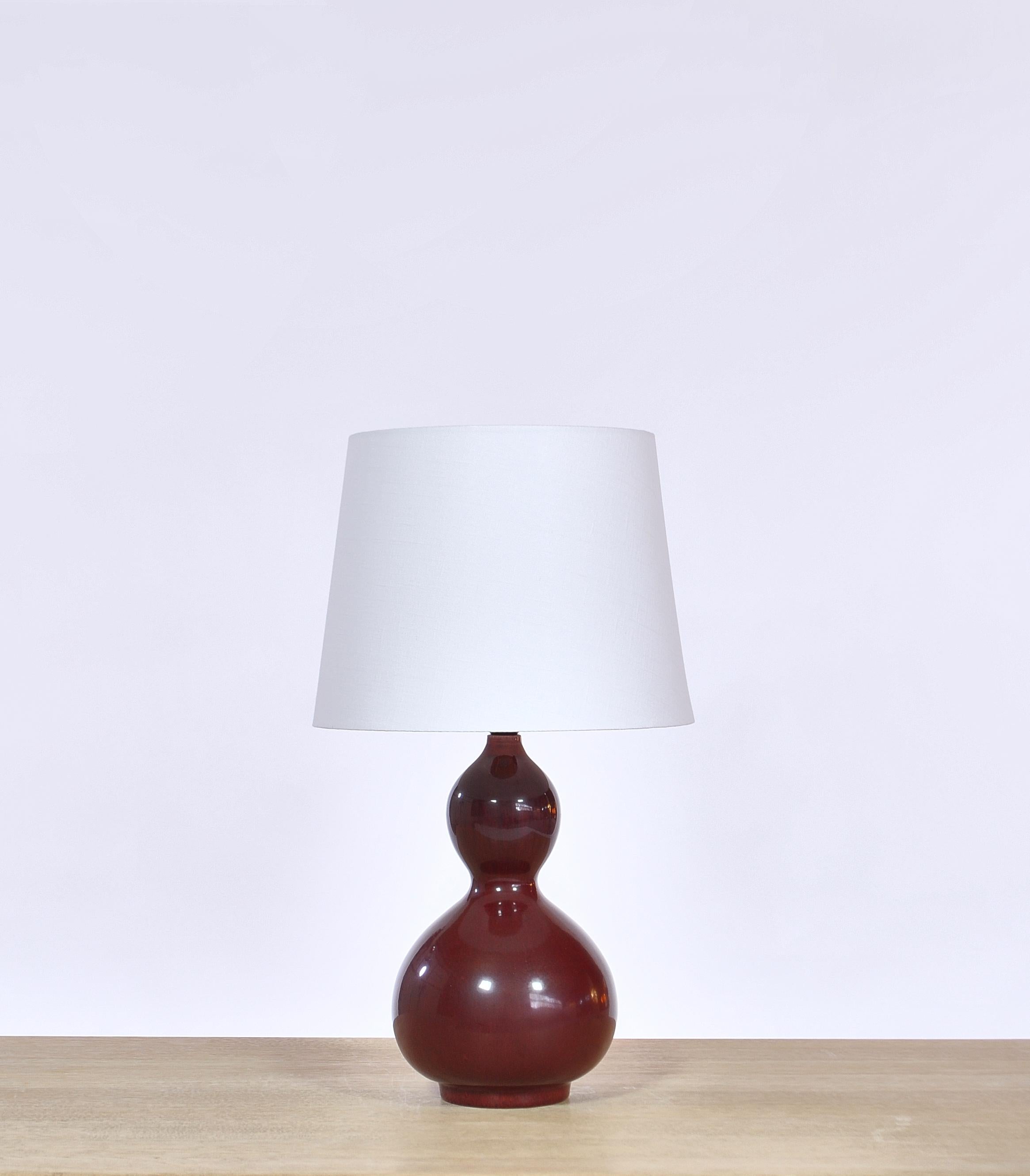 Rare and elegant table lamp by Danish artist Axel Salto from the 1960s. handmade at Royal Copenhagen, Denmark. Model no. 20658. The gourd shaped lamp base is decorated with the famous 