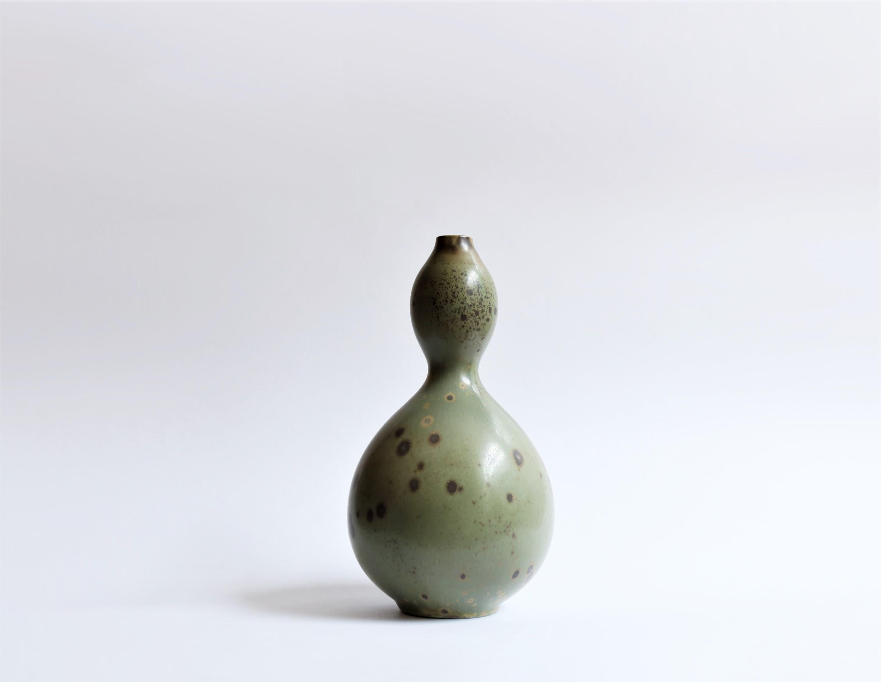 Unique and early gourd-shaped Axel Salto vase from 1945 made at Royal Copenhagen, Denmark. The vessel is decorated with a stunning green bird´s egg glaze.