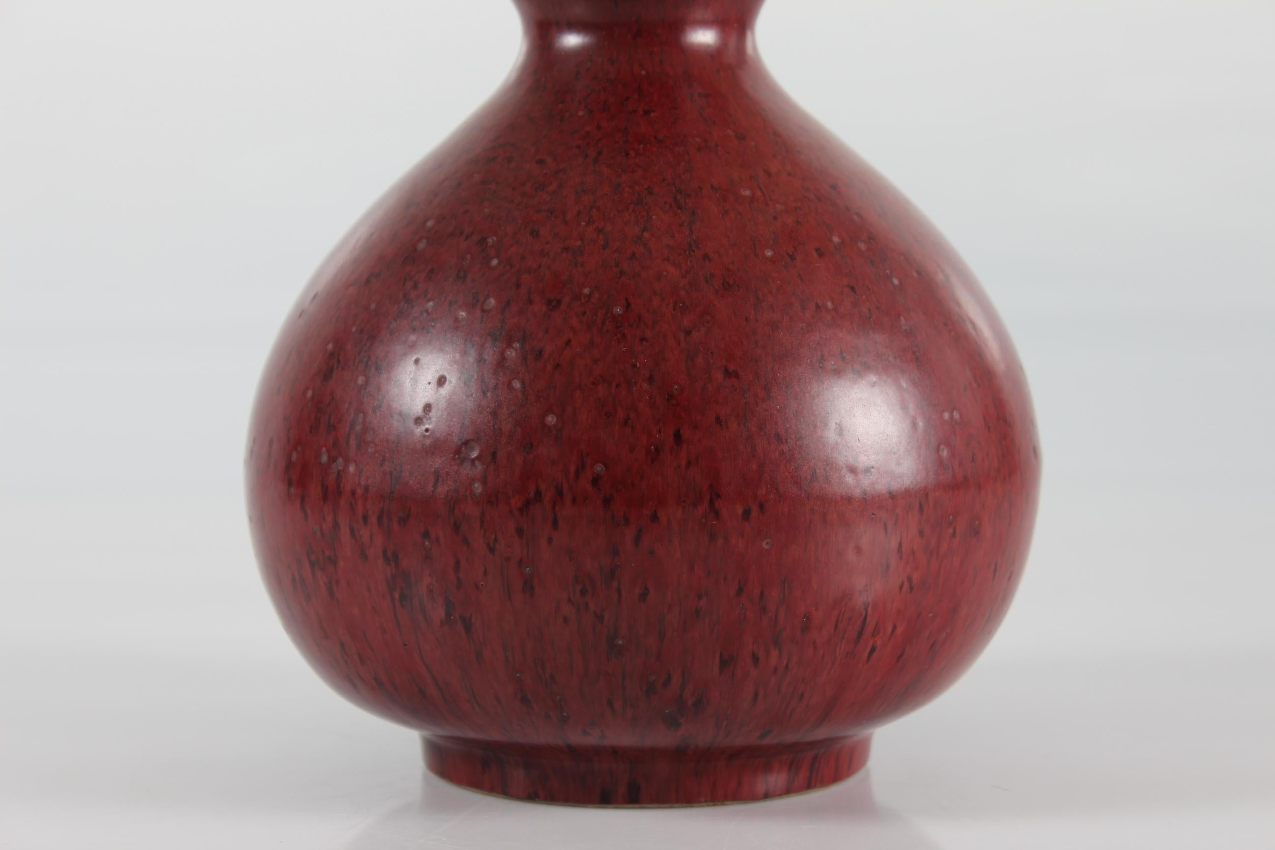Rare stoneware table lamp no. 20658 designed by Axel Salto (1889-1961)
The gourd- or calabash sharped lamp foot is decorated with semi matte oxblood glaze.

Manufactured by Royal Copenhagen and sign. Salto, 20658 

Included is a new lampshade