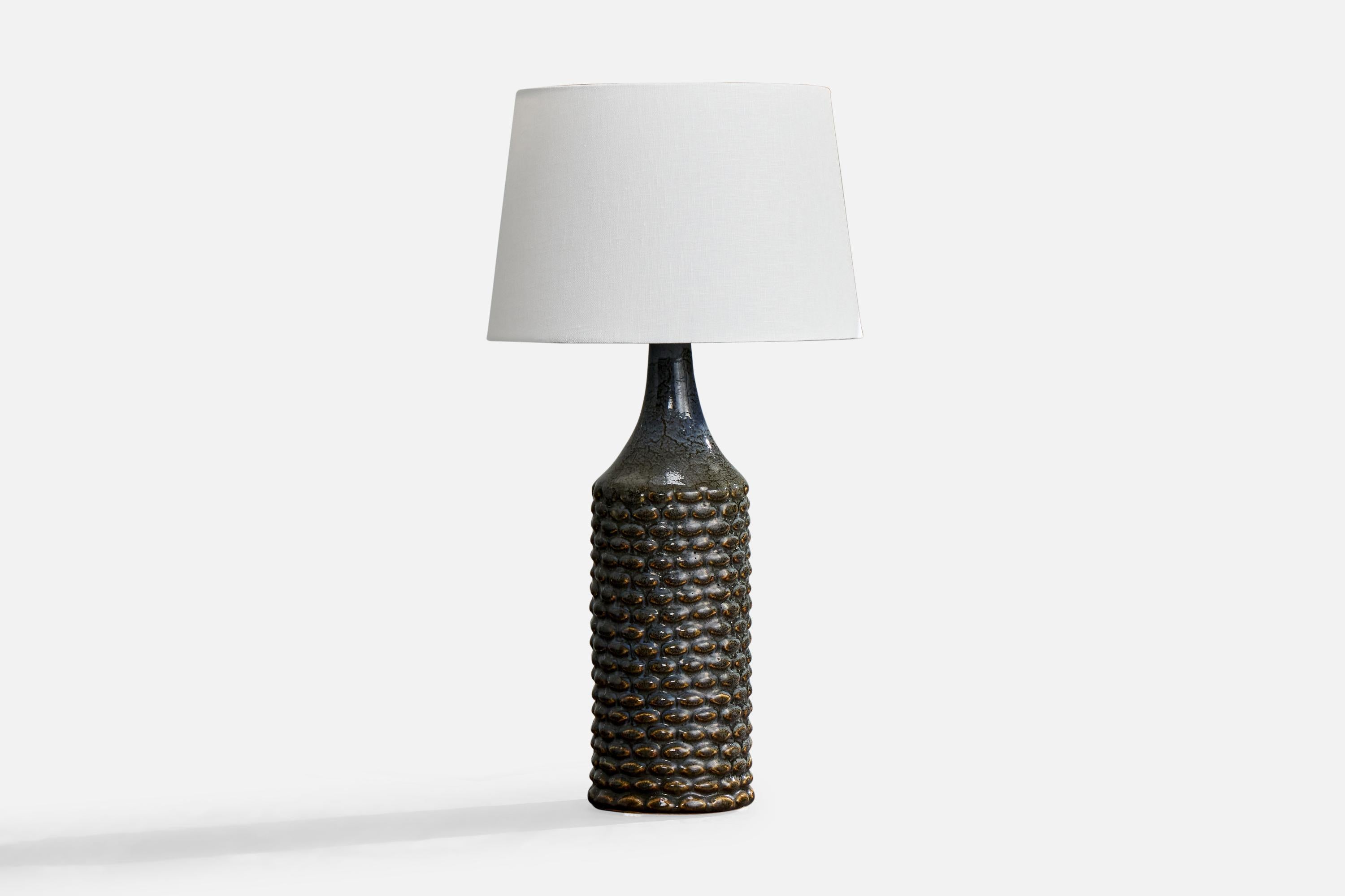 Tischlampe aus blauem und braun glasiertem Steingut, entworfen von Axel Salto und hergestellt von Royal Copenhagen, Dänemark, um 1940.

Abmessungen des Schirms (Zoll): 10