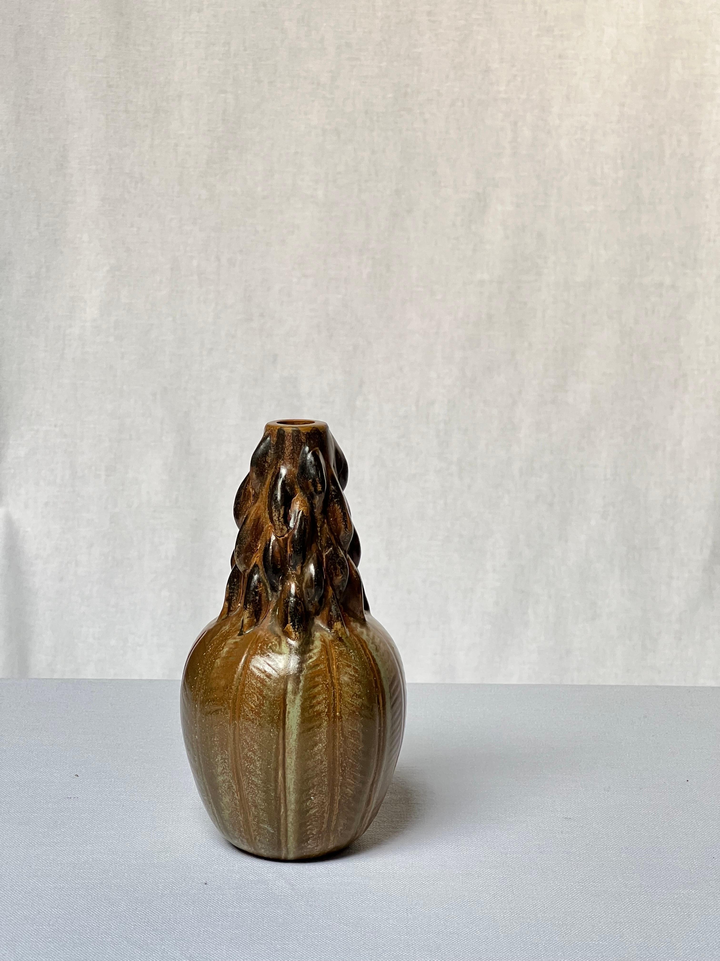 Unique vase made by or in the manner of Axel Salto. Beautiful glaze and details. There's various shades of brown and greens. Will fit any interiors, a true beauty.




Axel Johannes Salto, né le 17 novembre 1889 à Copenhague et mort le 21 mars 1961