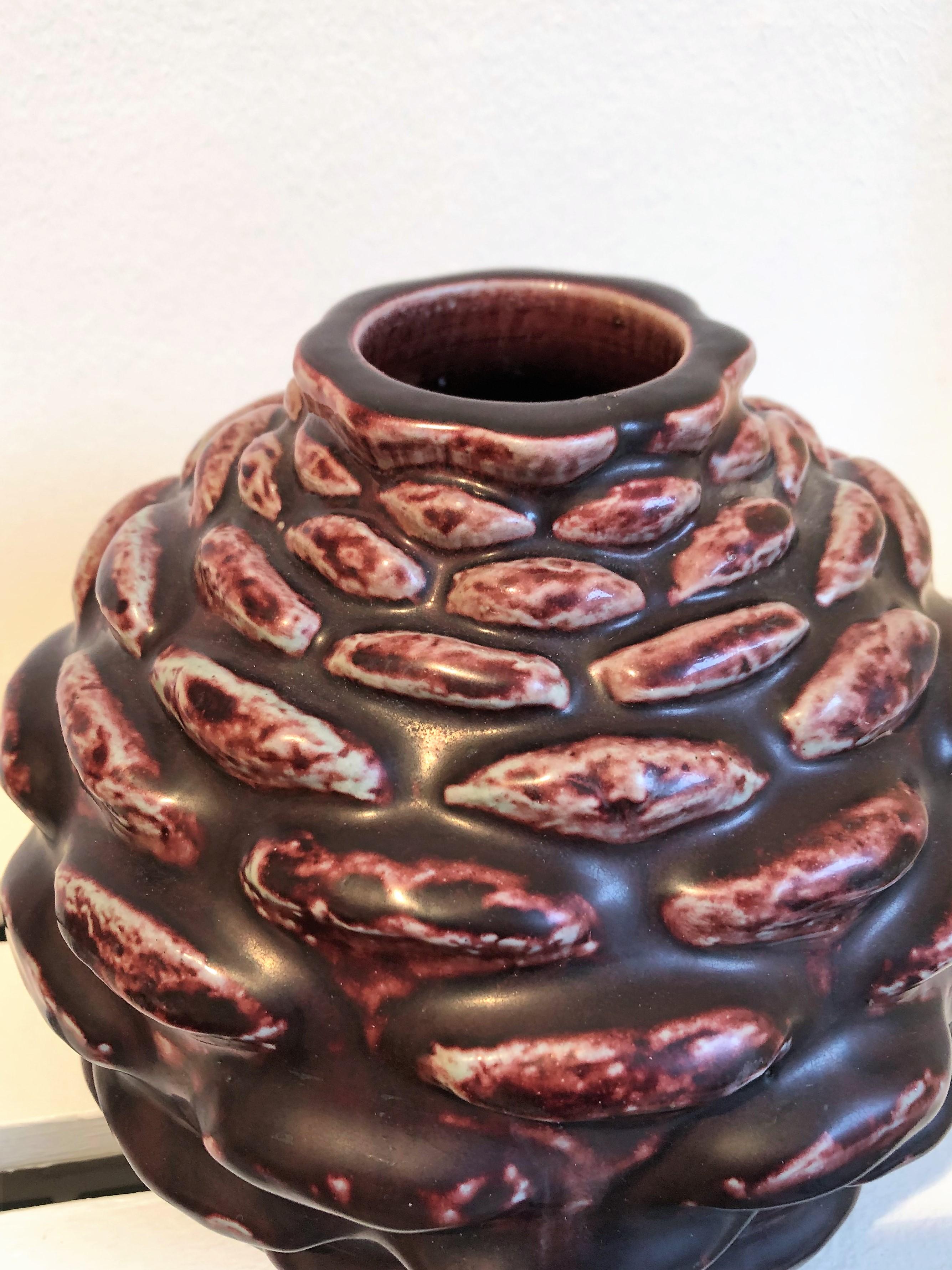 Axel Salto, stoneware vase in 'budding' style, decorated with oxblood glaze. Signed 'Salto, 21330. Royal Copenhagen'. Designed 1950s

Litterature:
Axel Salto, Master of Stoneware, Clay - Museum of Ceramic Art Denmark, model shown p. 180,