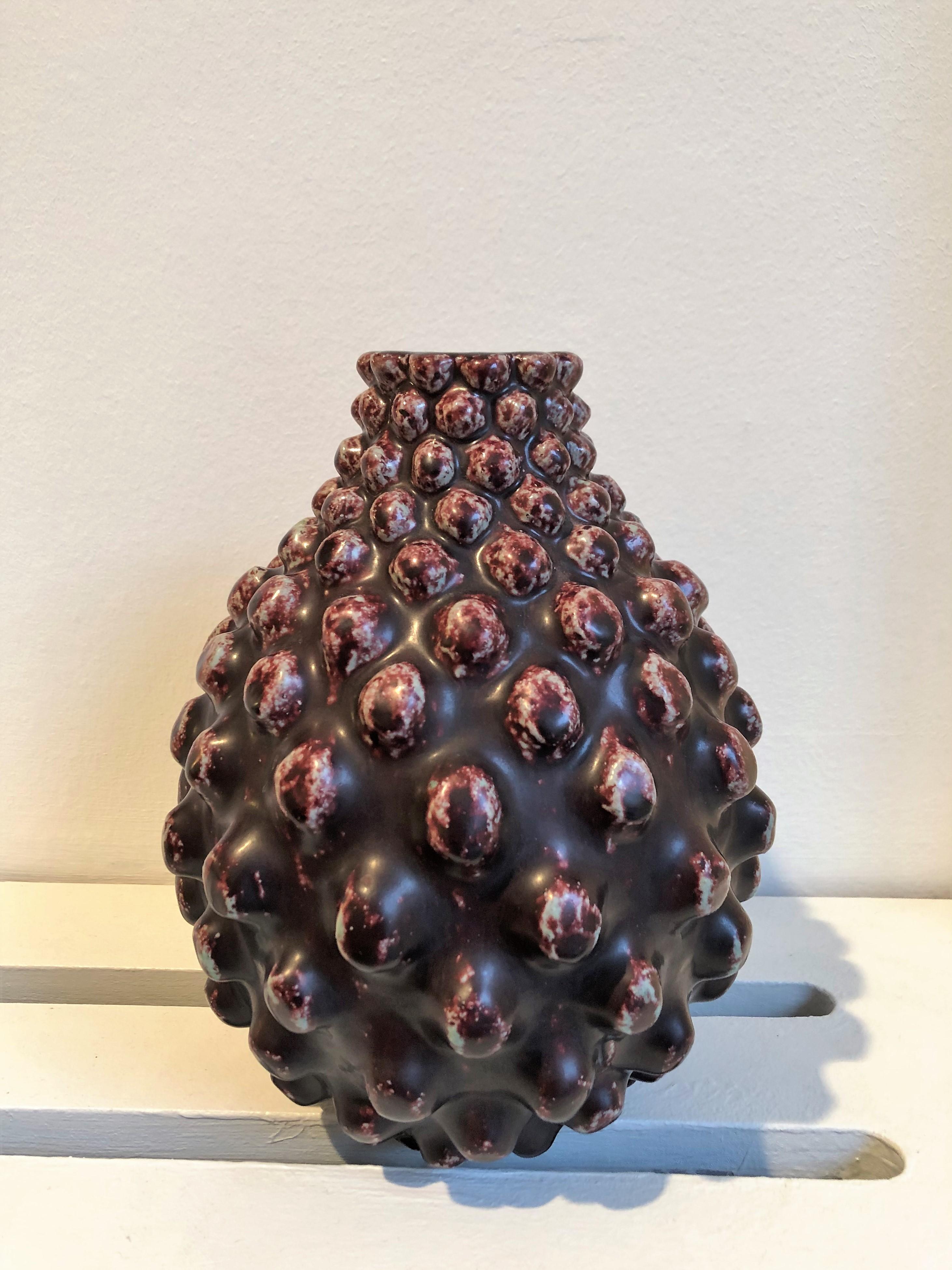 Axel Salto, stoneware vase in 'budding' style, decorated with oxblood glaze. Signed 'Salto, 21329. Royal Copenhagen'. Designed, 1950s. This example made 1961.

Literature:
Axel Salto, Master of Stoneware, Clay, Museum of Ceramic Art Denmark,