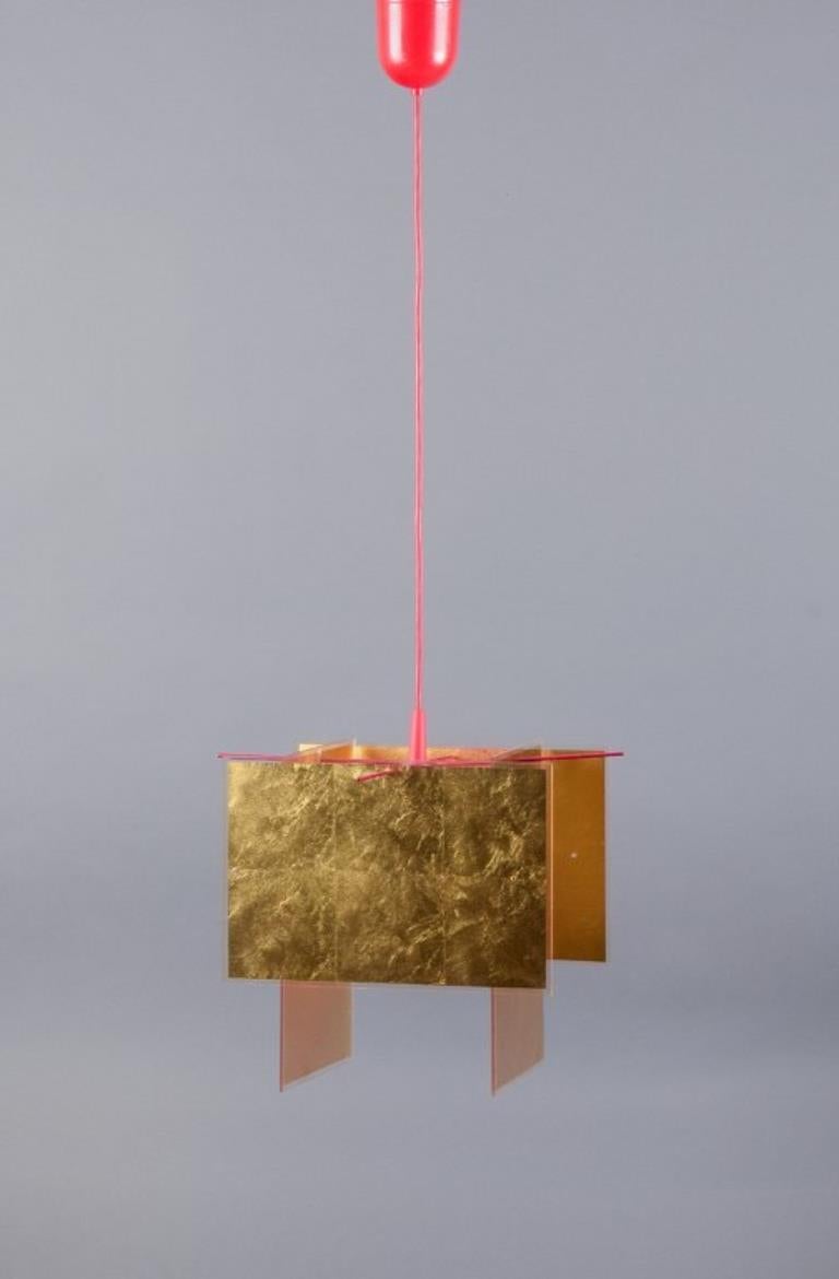 Tedesco Axel Schmid per Ingo Maurer. Pendente da soffitto con montatura in metallo laccato rosso. in vendita