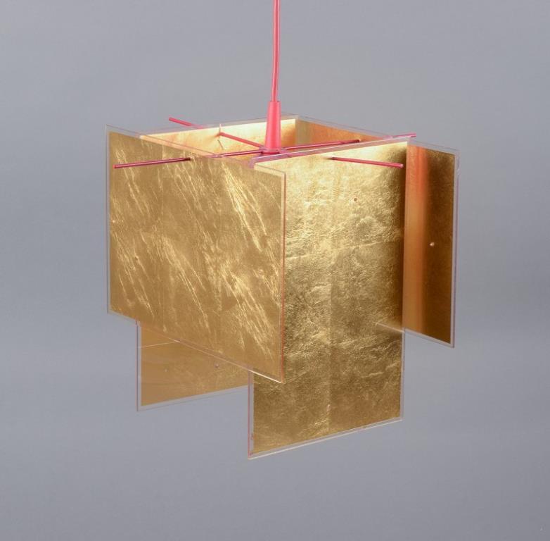 Axel Schmid per Ingo Maurer. Pendente da soffitto con montatura in metallo laccato rosso. In condizioni ottime in vendita a Copenhagen, DK