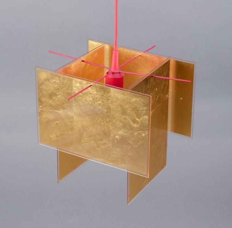 XX secolo Axel Schmid per Ingo Maurer. Pendente da soffitto con montatura in metallo laccato rosso. in vendita