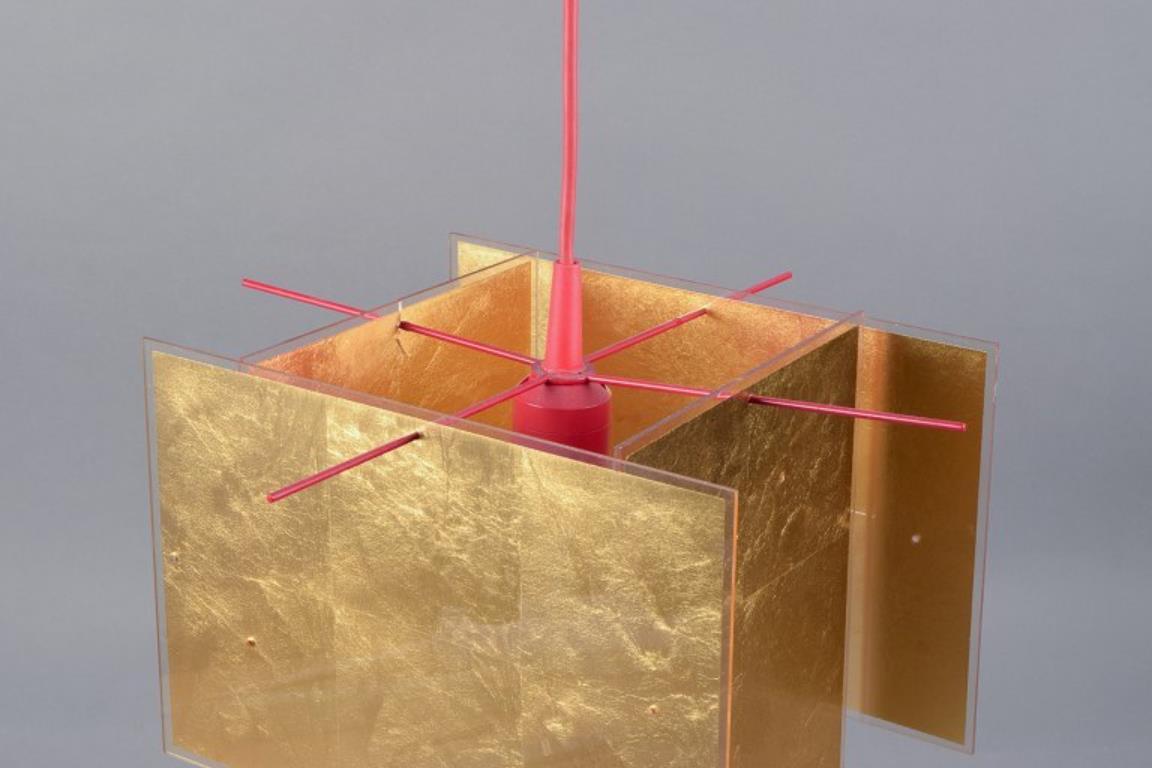 Metallo Axel Schmid per Ingo Maurer. Pendente da soffitto con montatura in metallo laccato rosso. in vendita