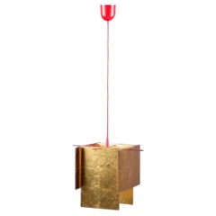 Axel Schmid para Ingo Maurer. Colgante de techo con marco de metal lacado en rojo.