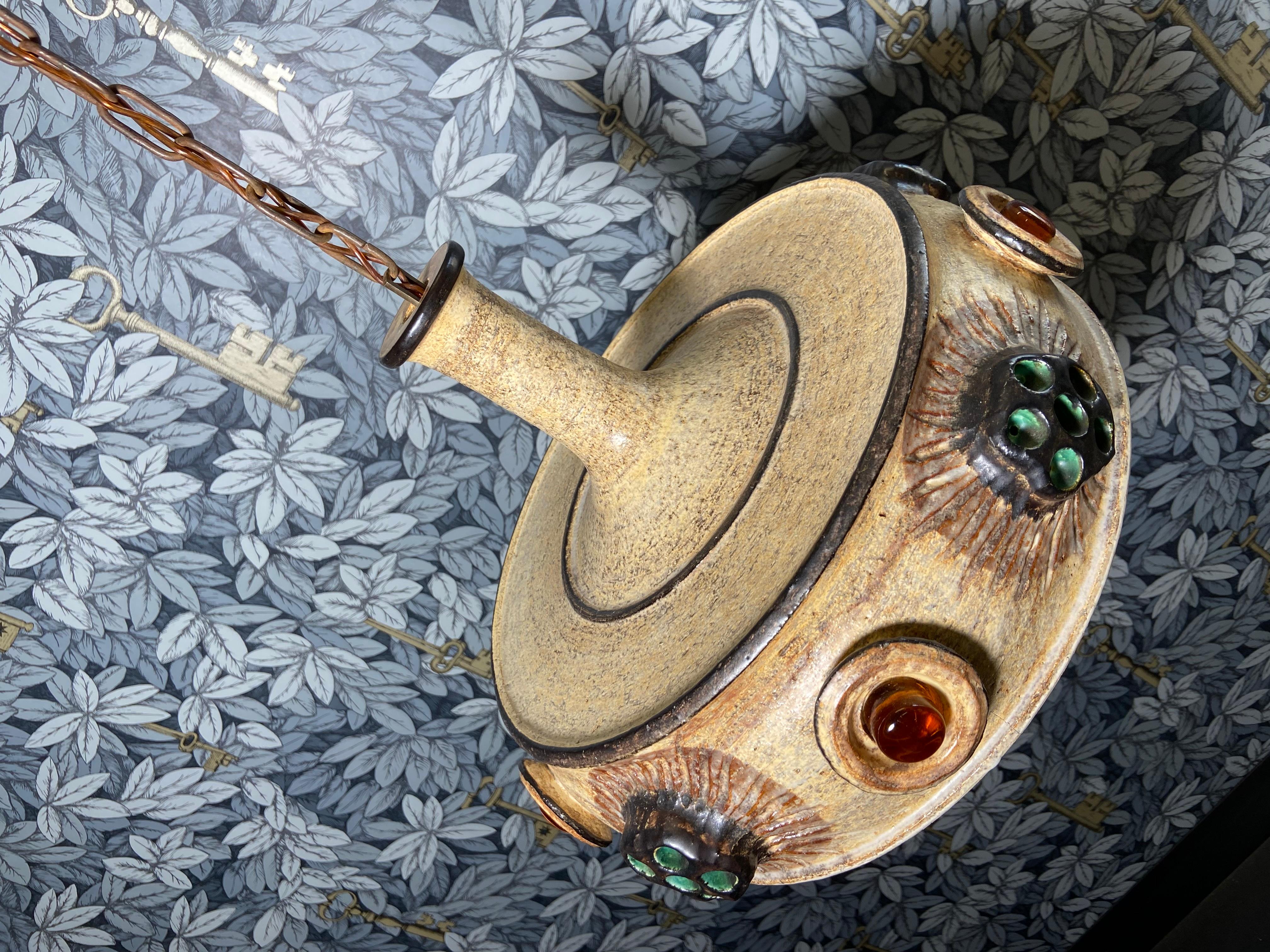 Questa lampada a sospensione in ceramica è stata disegnata dalla ceramista danese Jette Hellerøe per AXELLA, in Danimarca, negli anni '70. 

La lampada è in ottime condizioni ed è firmata all'interno dall'Artista con il timbro AXELLA sotto la