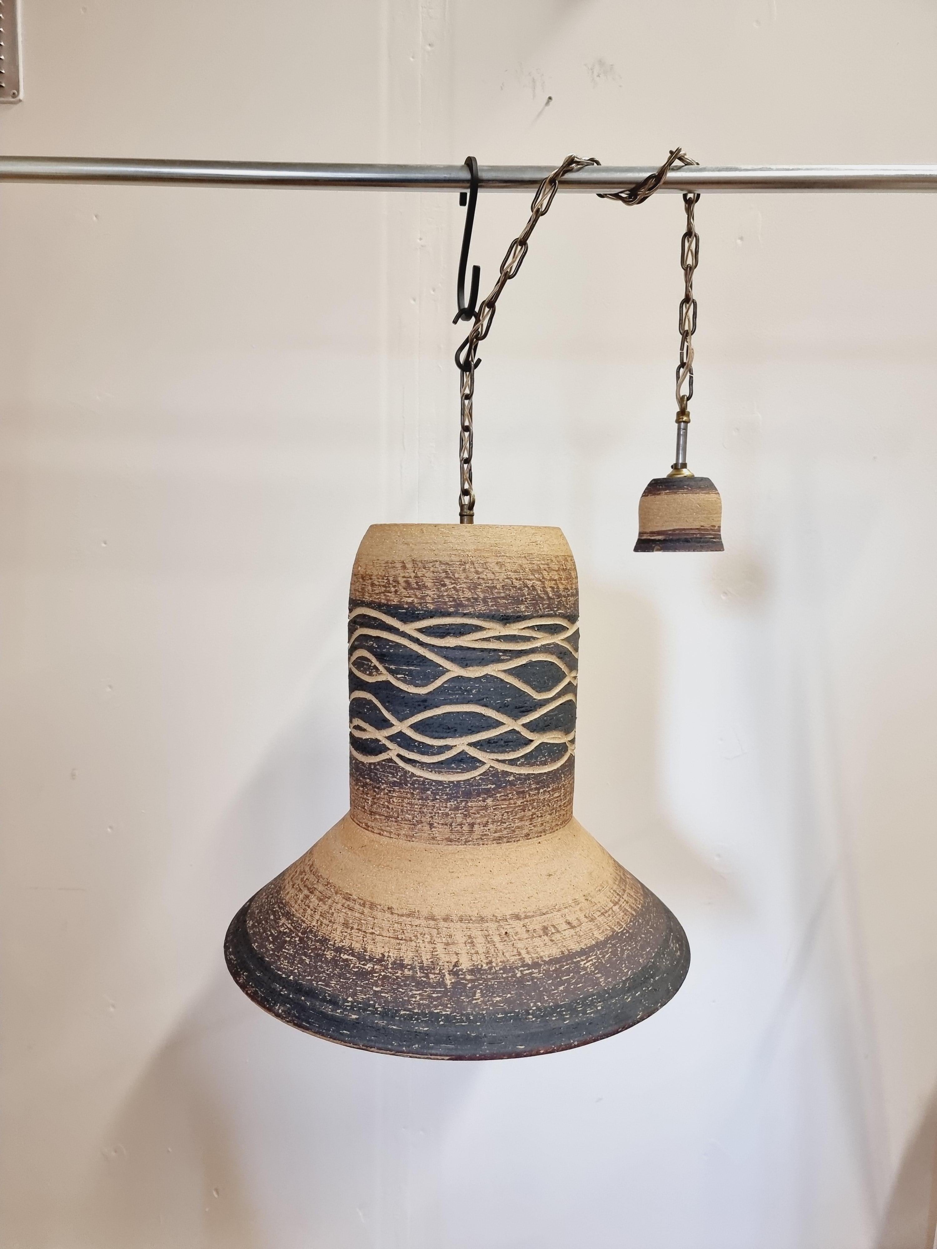 Axella Dänemark, Große handgefertigte Keramik-Hängelampe, Mid-Century Modern (Ende des 20. Jahrhunderts) im Angebot