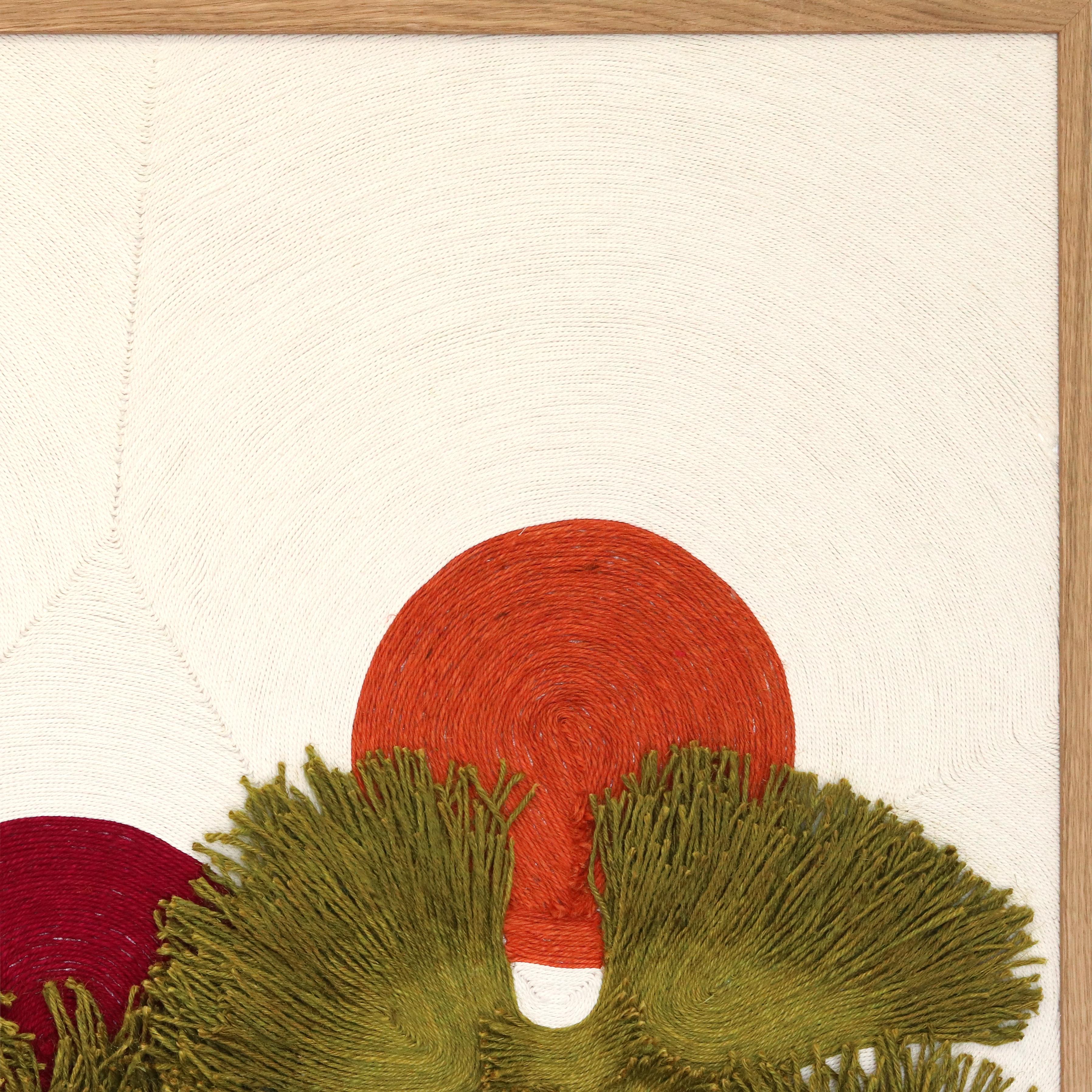 Axelle Gosse crea intrincadas composiciones táctiles con cuerdas y telas, transformando materiales cotidianos en sorprendentes obras de arte contemporáneo. Inspirada en sus extensos viajes por Latinoamérica, África y la India, su obra refleja formas