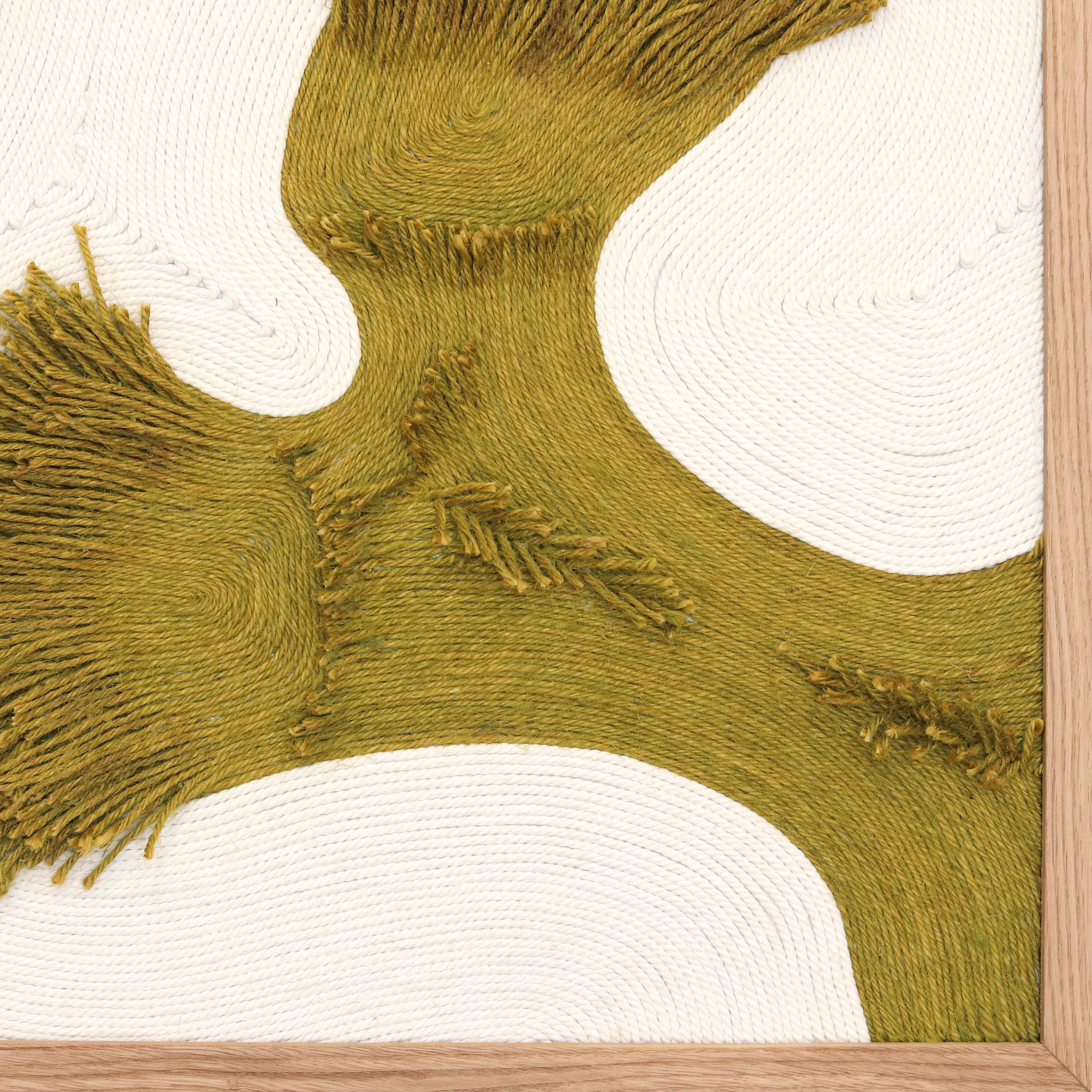 Axelle Gosse crea intrincadas composiciones táctiles con cuerdas y telas, transformando materiales cotidianos en sorprendentes obras de arte contemporáneo. Inspirada en sus extensos viajes por Latinoamérica, África y la India, su obra refleja formas
