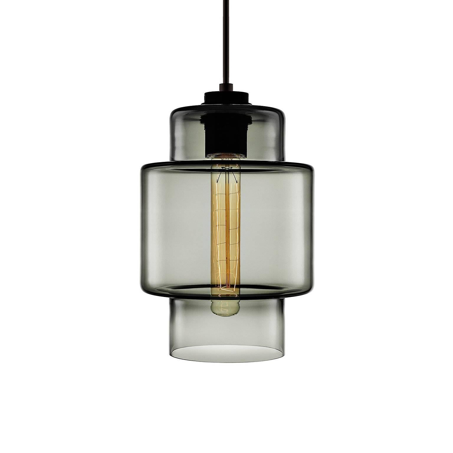 Lampe à suspension moderne en verre soufflé à la main Axia Rose, fabriquée aux États-Unis Excellent état - En vente à Beacon, NY