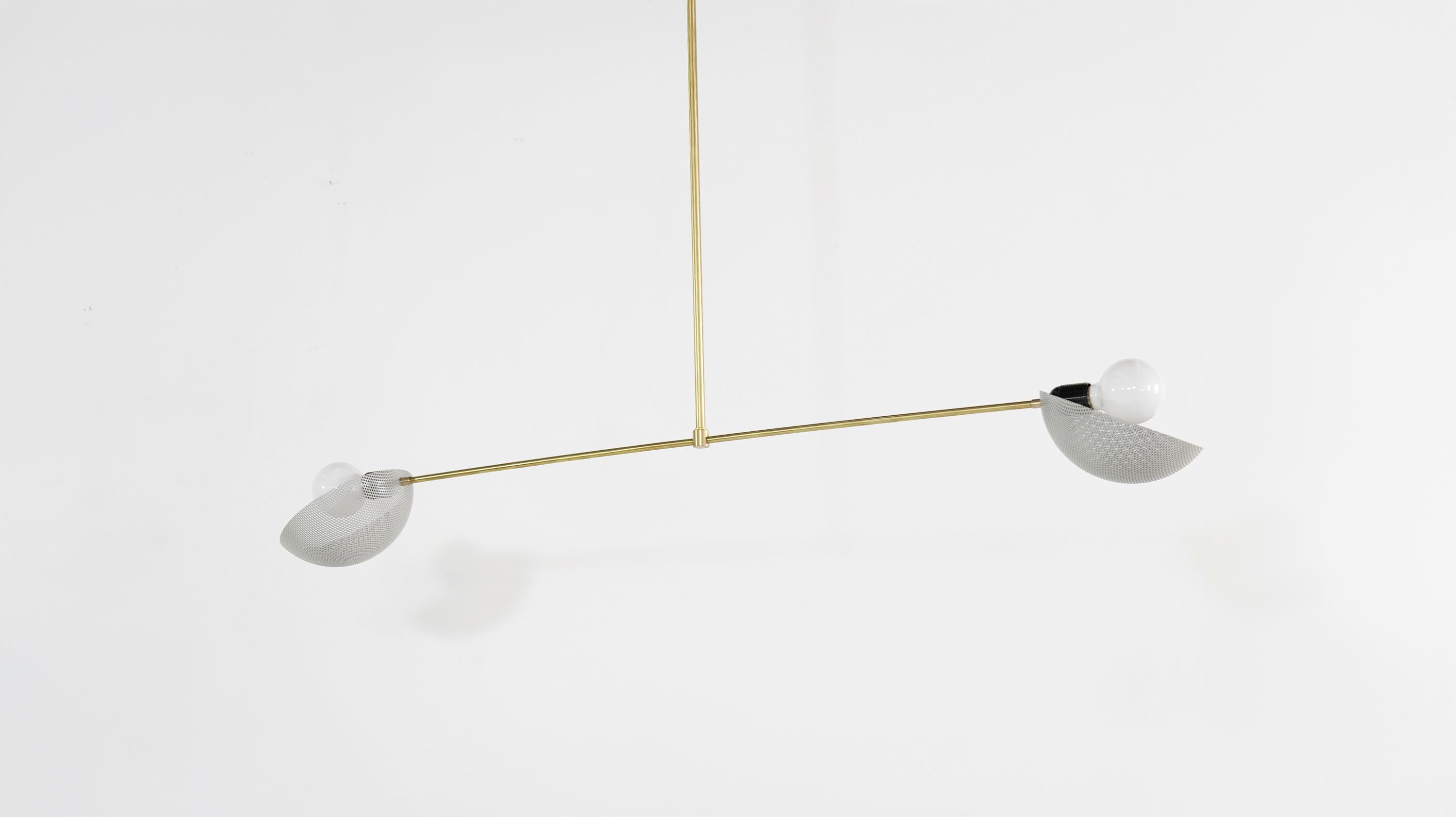 La suspension Axial est un plafonnier au design moderne et fort, défini par l'équilibre et la balance. Axial présente deux abat-jour en forme de bol fabriqués à partir d'une maille de métal filé, inclinés selon un angle qui imite l'inclinaison