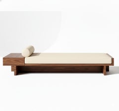 Panca architettonica Axis in noce americano massiccio e pelle di Sidani Design